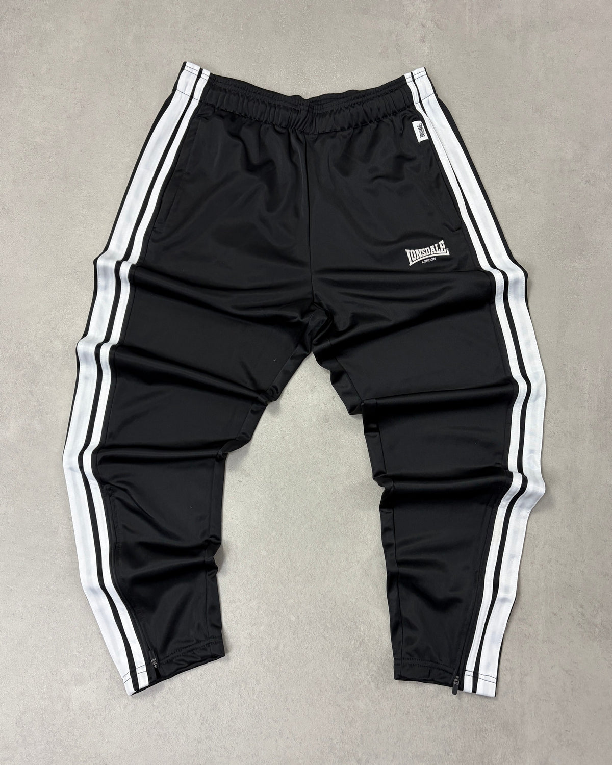 Lonsdale Trainingshose Schwarz mit Doppelstreifen – Vorderseite