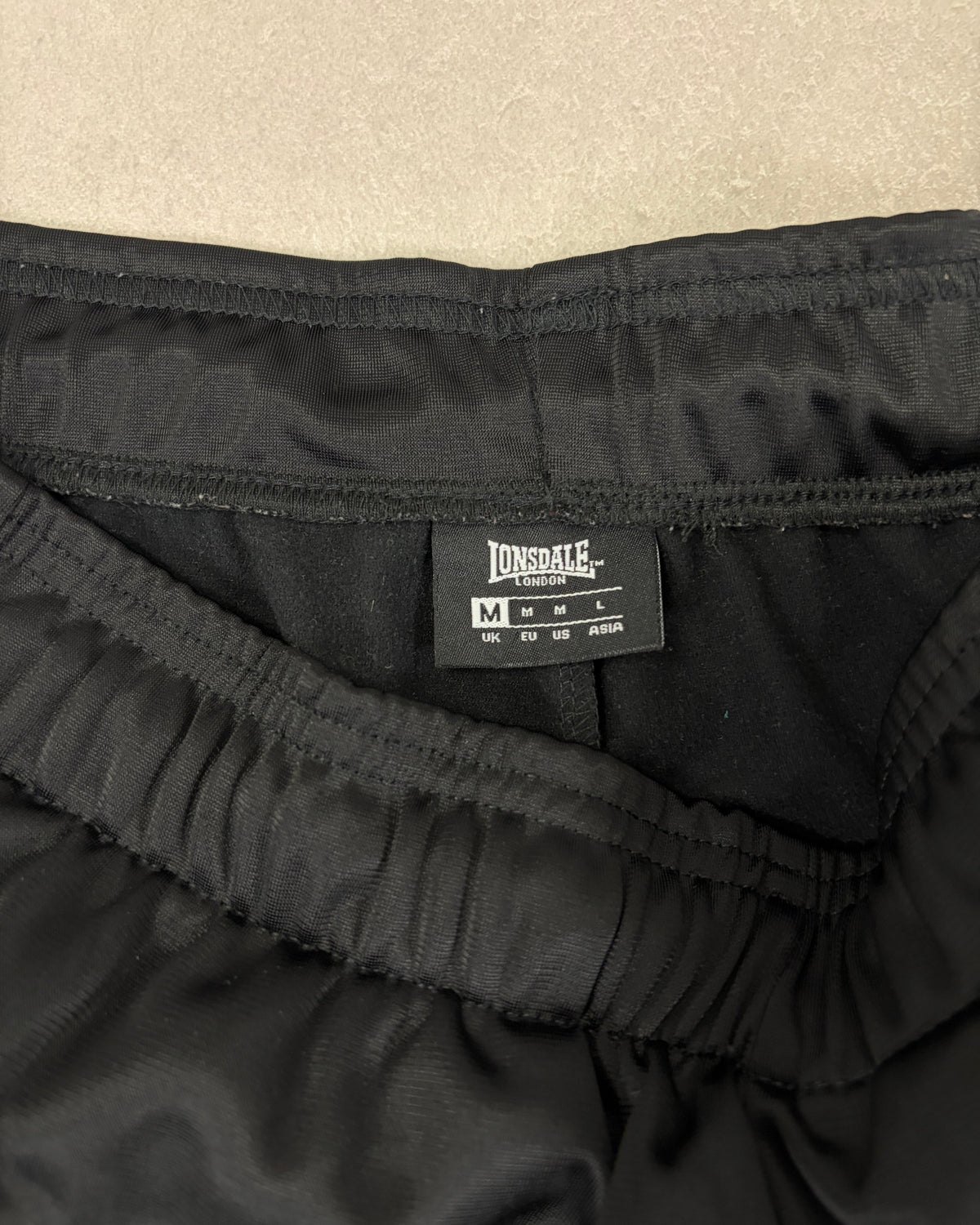 Lonsdale Trainingshose Schwarz mit Doppelstreifen – Etikett