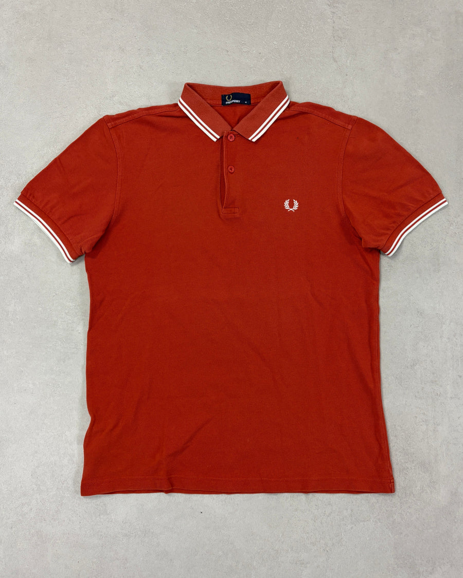 Fred Perry Poloshirt Rostrot mit weißen Streifen – Vorderseite