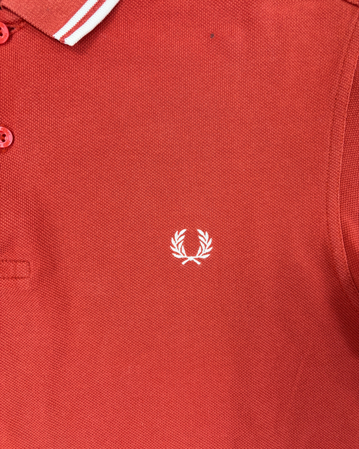 Fred Perry Poloshirt Rostrot mit weißen Streifen – Detail