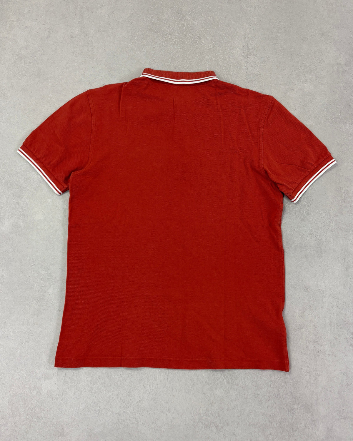Fred Perry Poloshirt Rostrot mit weißen Streifen – Rückseite