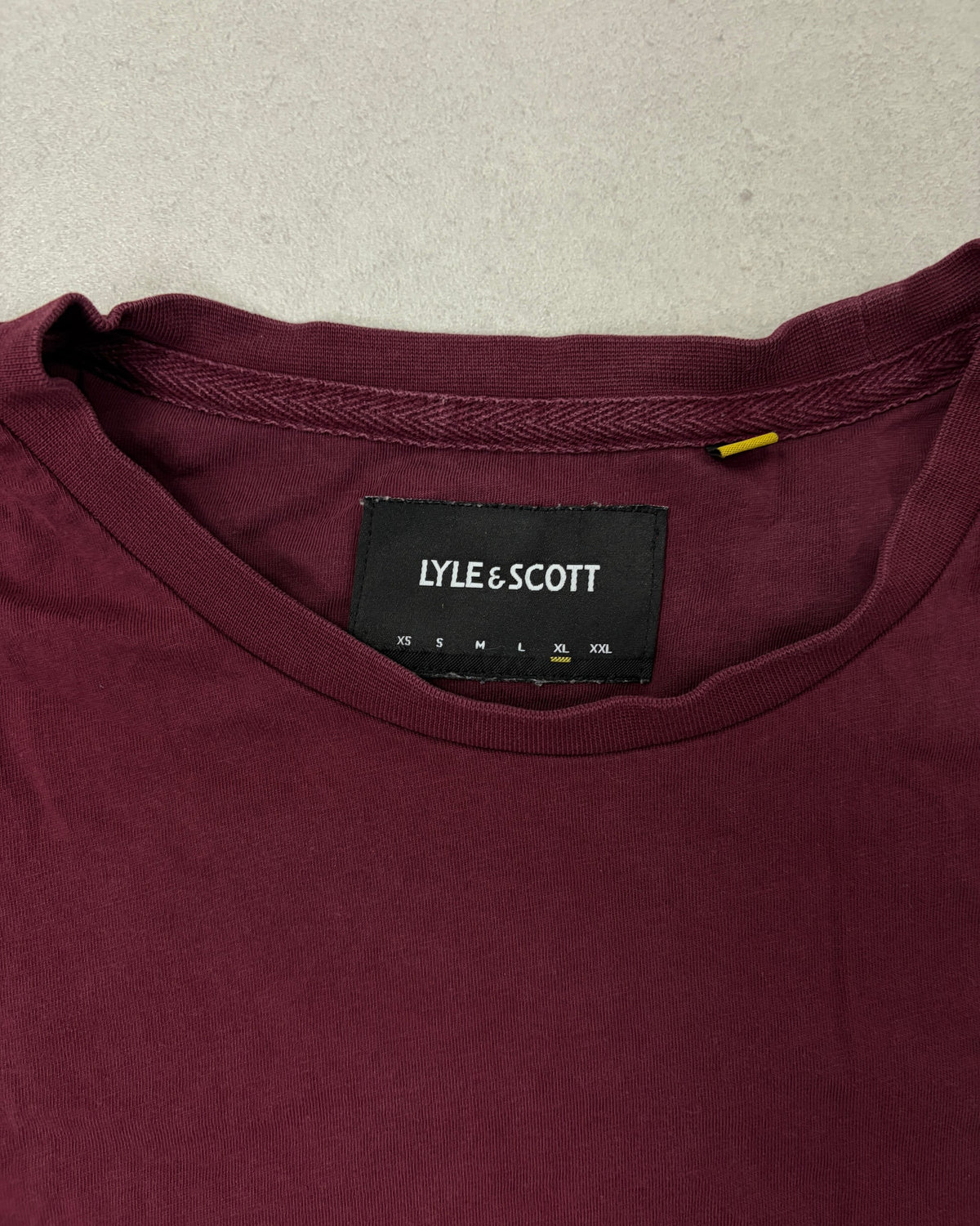 Lyle & Scott T-Shirt Bordeaux mit Adler – Etikett
