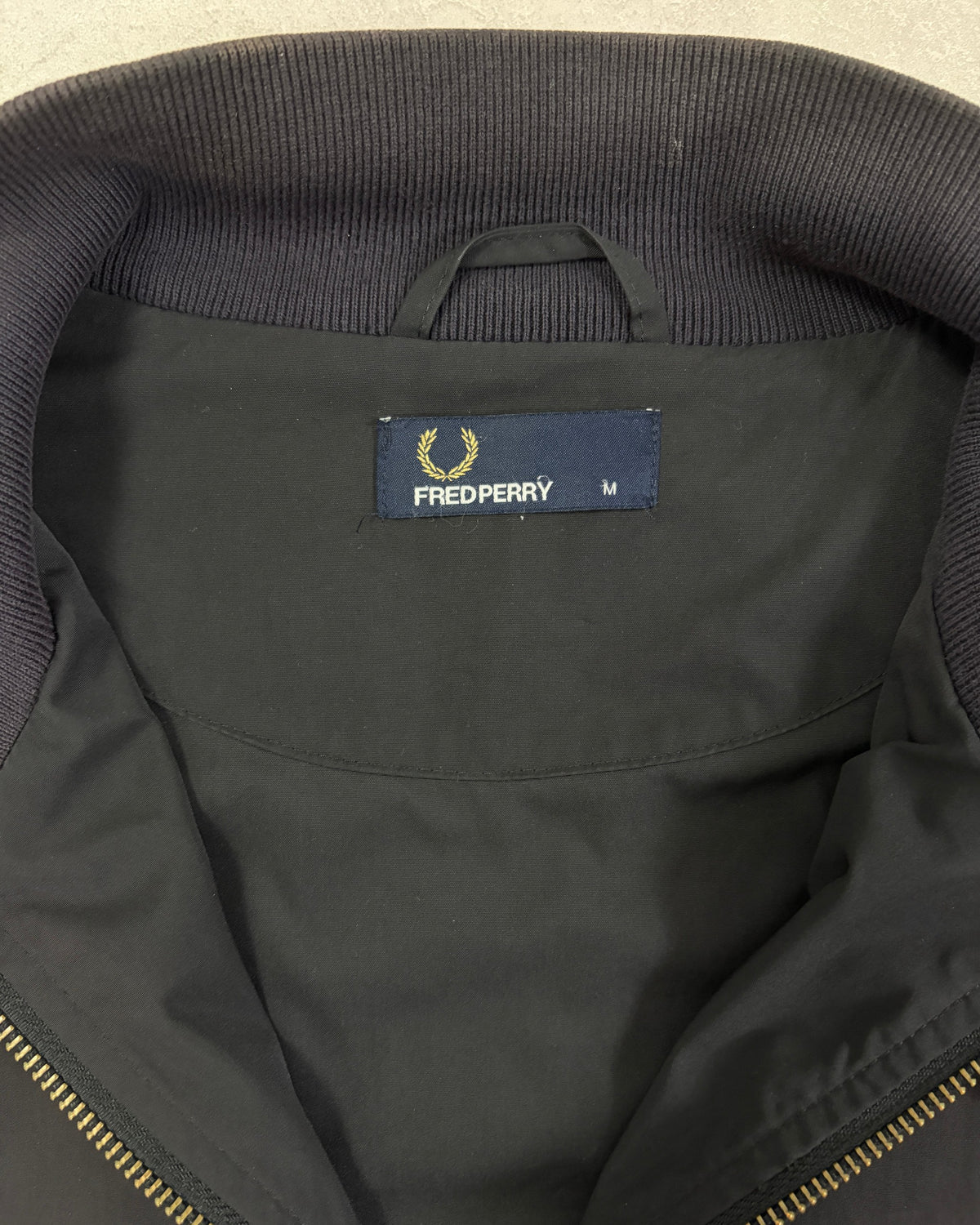 Fred Perry Bomberjacke Schwarz mit Tipping Größe M – Etikett