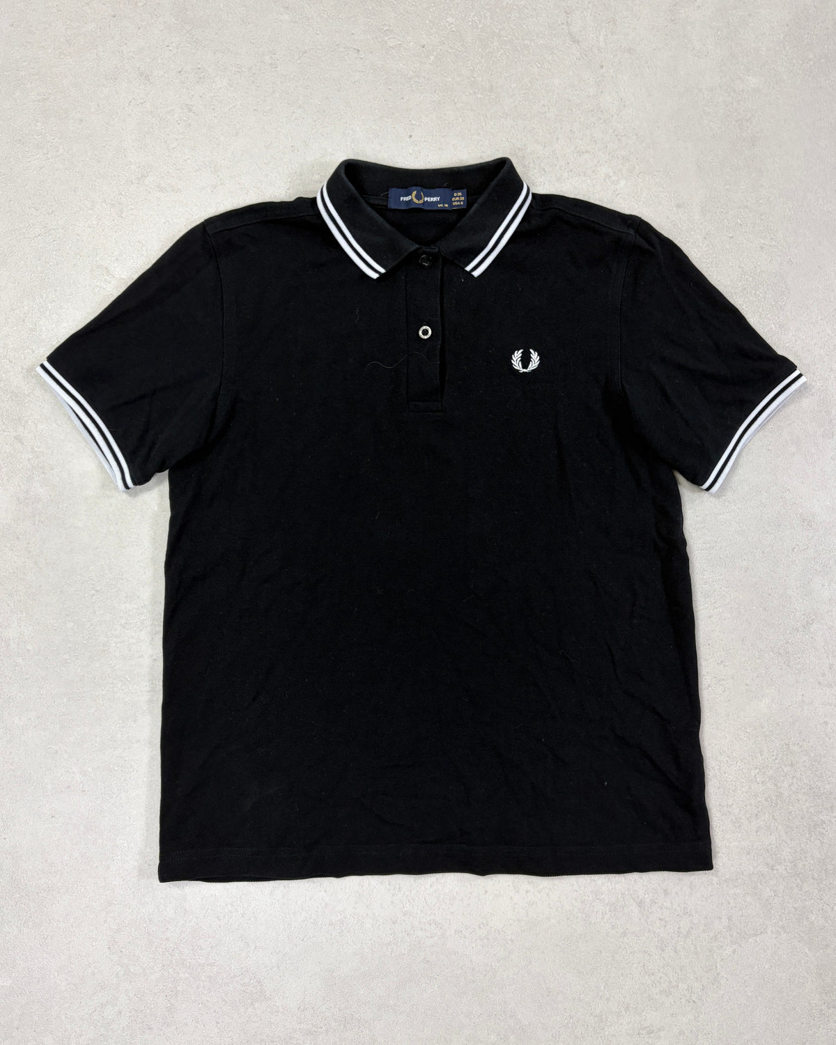 Fred Perry Damen Poloshirt Schwarz mit Twin Tipping Größe S – Vorderseite