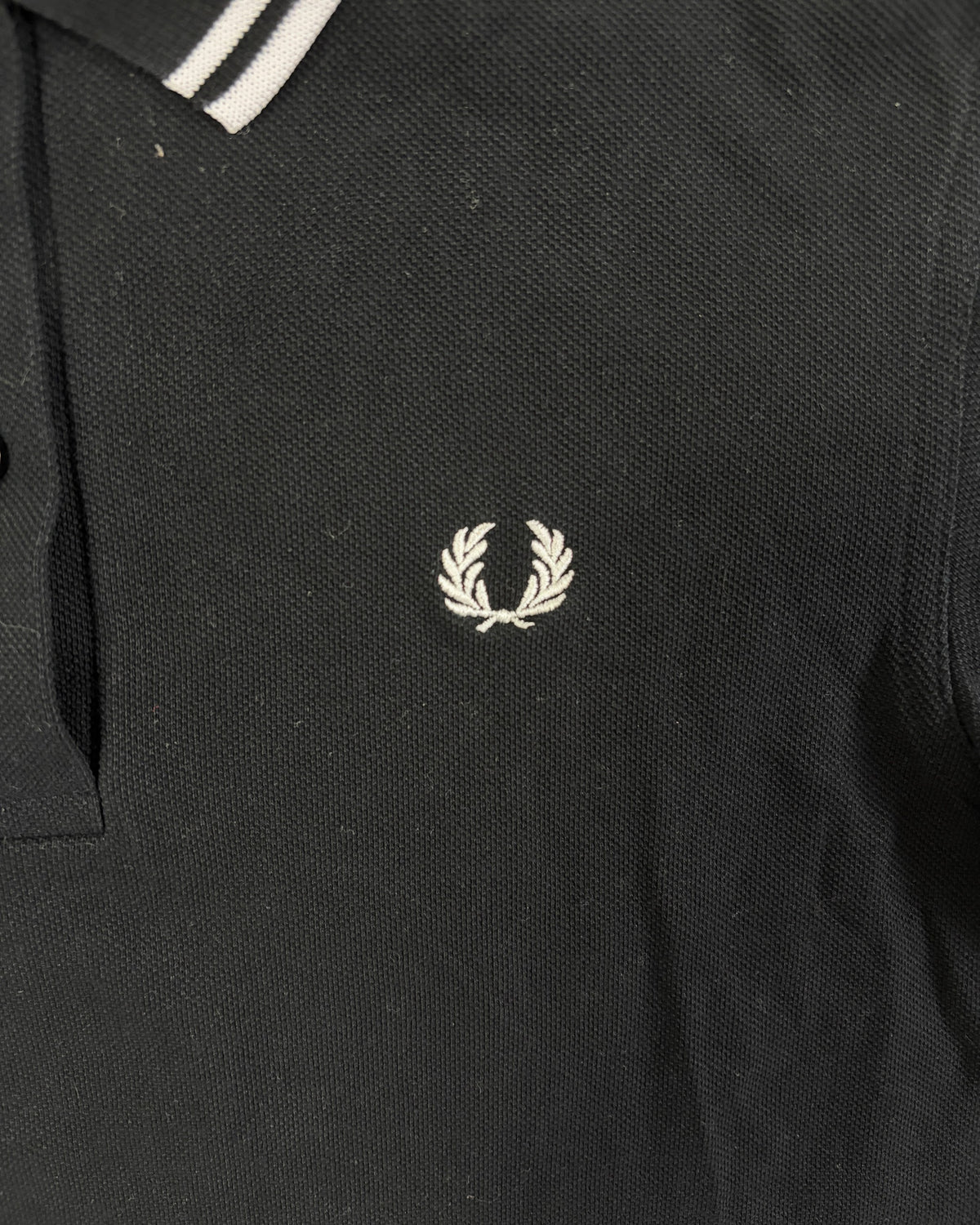 Fred Perry Damen Poloshirt Schwarz mit Twin Tipping Größe S – Detail