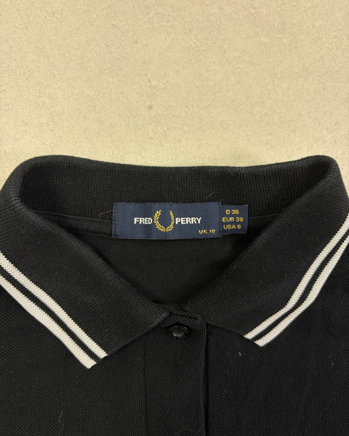 Fred Perry Damen Poloshirt Schwarz mit Twin Tipping Größe S – Etikett