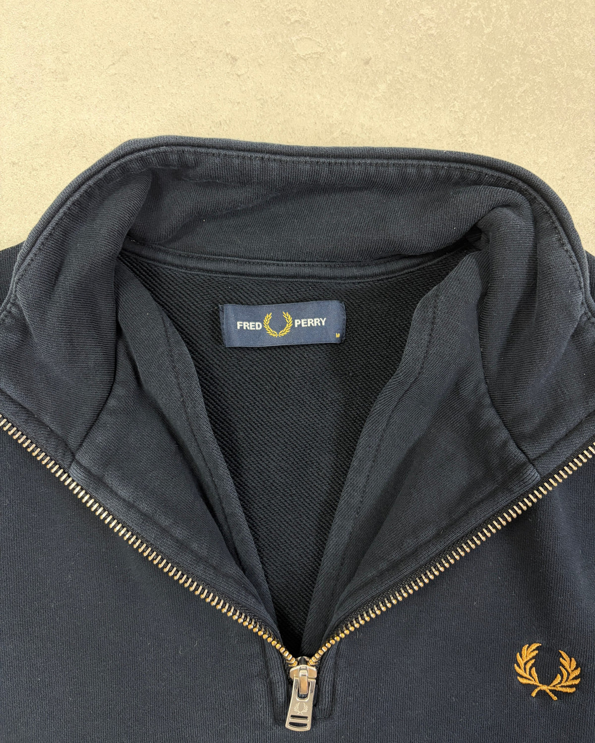 Fred Perry Half-Zip Pullover Navy mit goldenem Lorbeer Größe M – Etikett