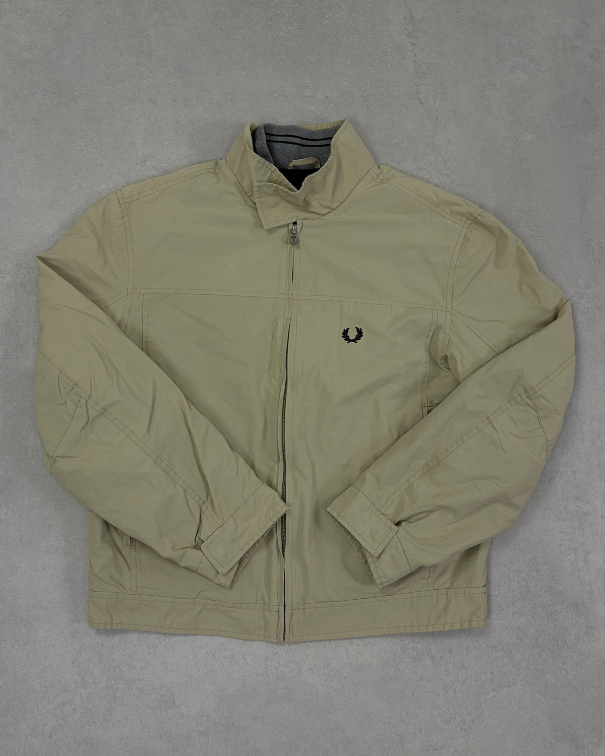 Fred Perry Harrington-Jacke Beige mit Navy-Futter Größe L – Vorderseite