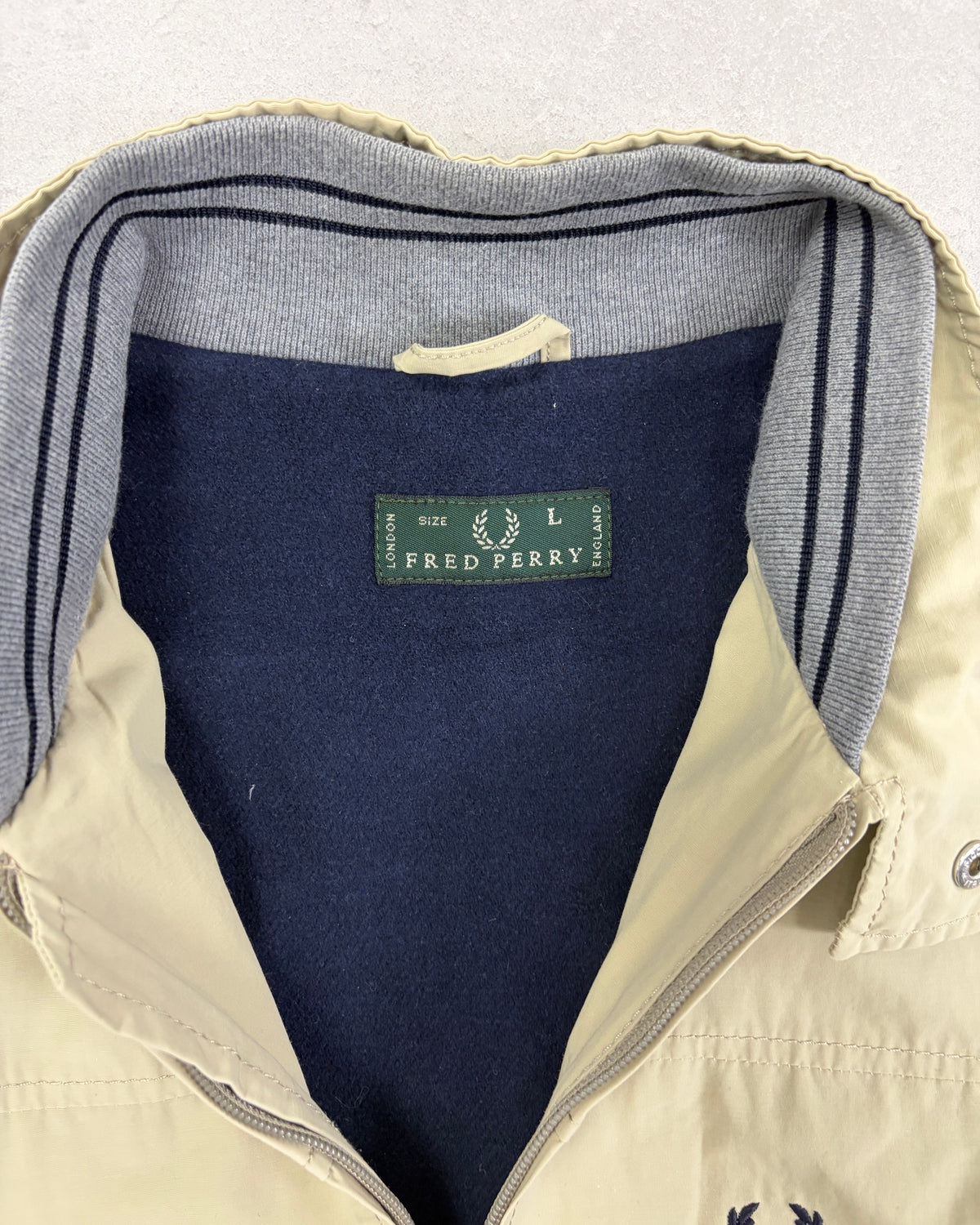 Fred Perry Harrington-Jacke Beige mit Navy-Futter Größe L – Etikett