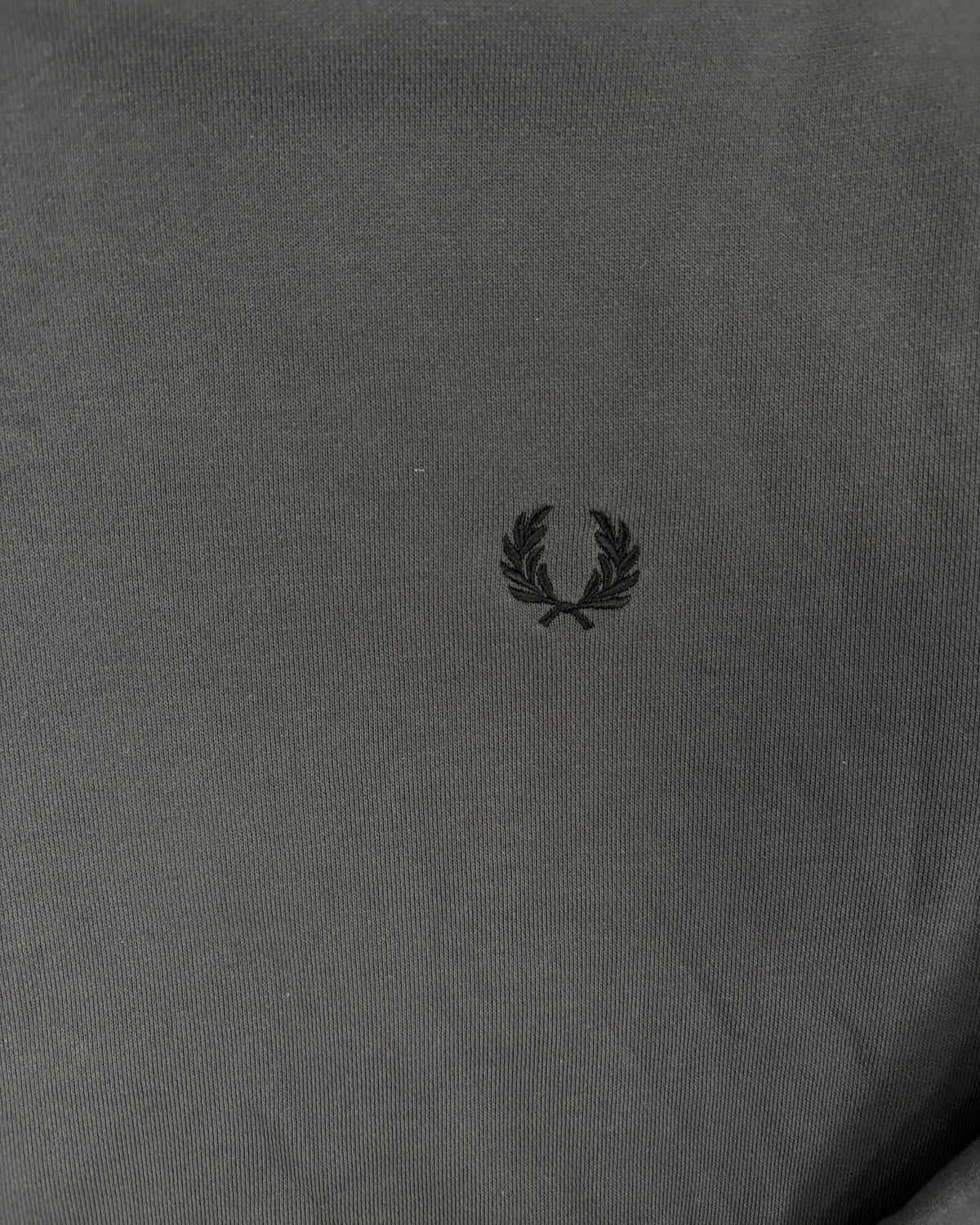 Fred Perry Hoodie Anthrazit mit Lorbeerkranz Größe L – Detail