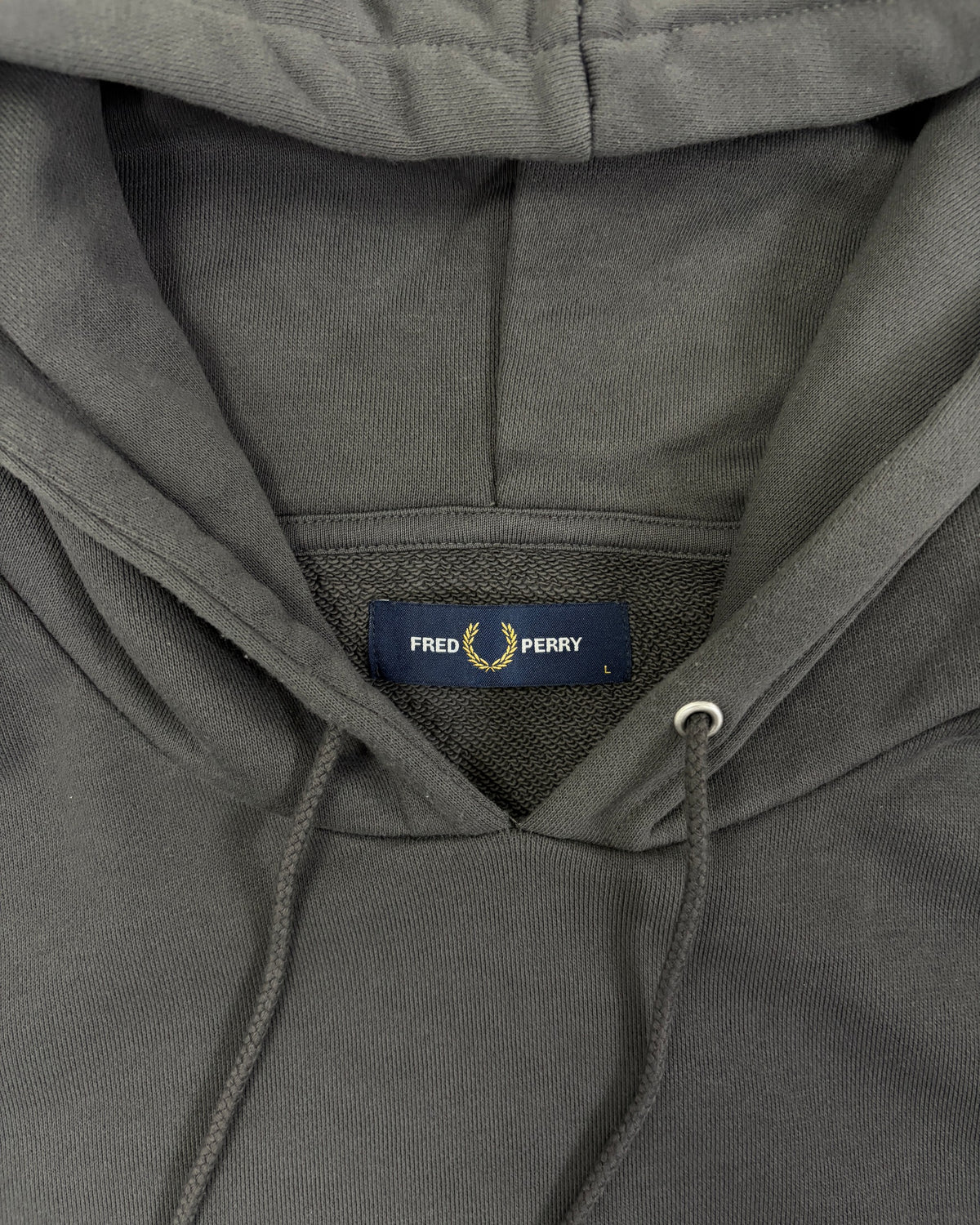 Fred Perry Hoodie Anthrazit mit Lorbeerkranz Größe L – Etikett