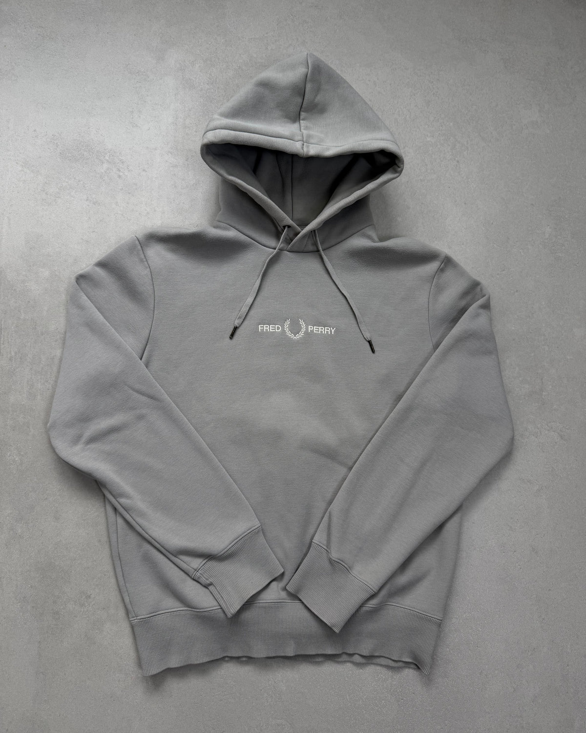Fred Perry Hoodie Grau mit gesticktem Logo Größe M – Vorderseite