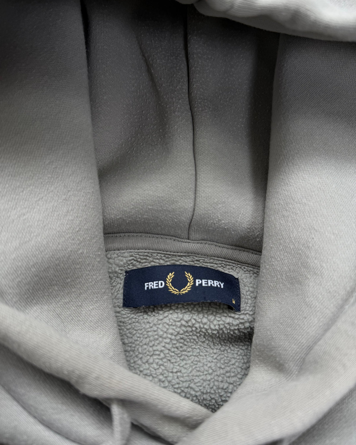 Fred Perry Hoodie Grau mit gesticktem Logo Größe M – Etikett