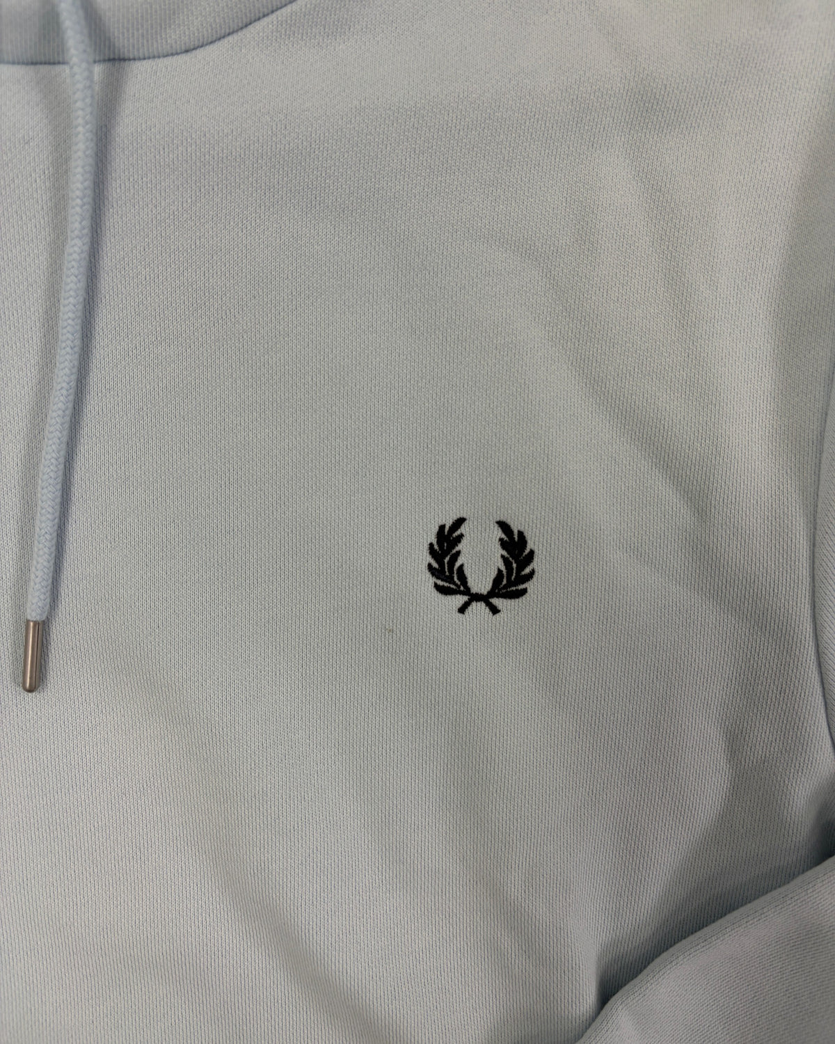 Fred Perry Hoodie Hellgrau-Blau mit Tipping-Bündchen Größe M – Detail