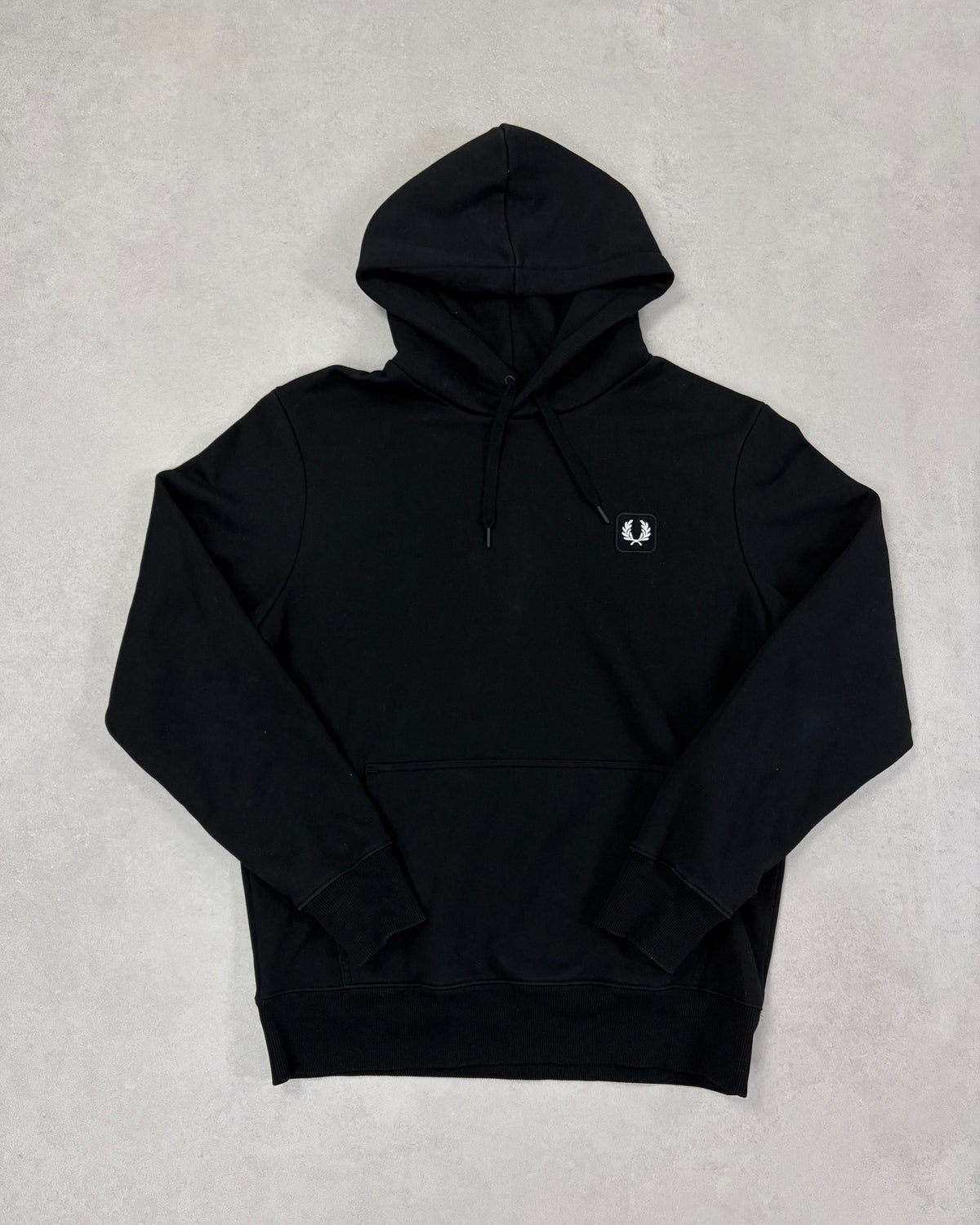Fred Perry Hoodie Schwarz mit Lorbeer-Patch Größe L – Vorderseite