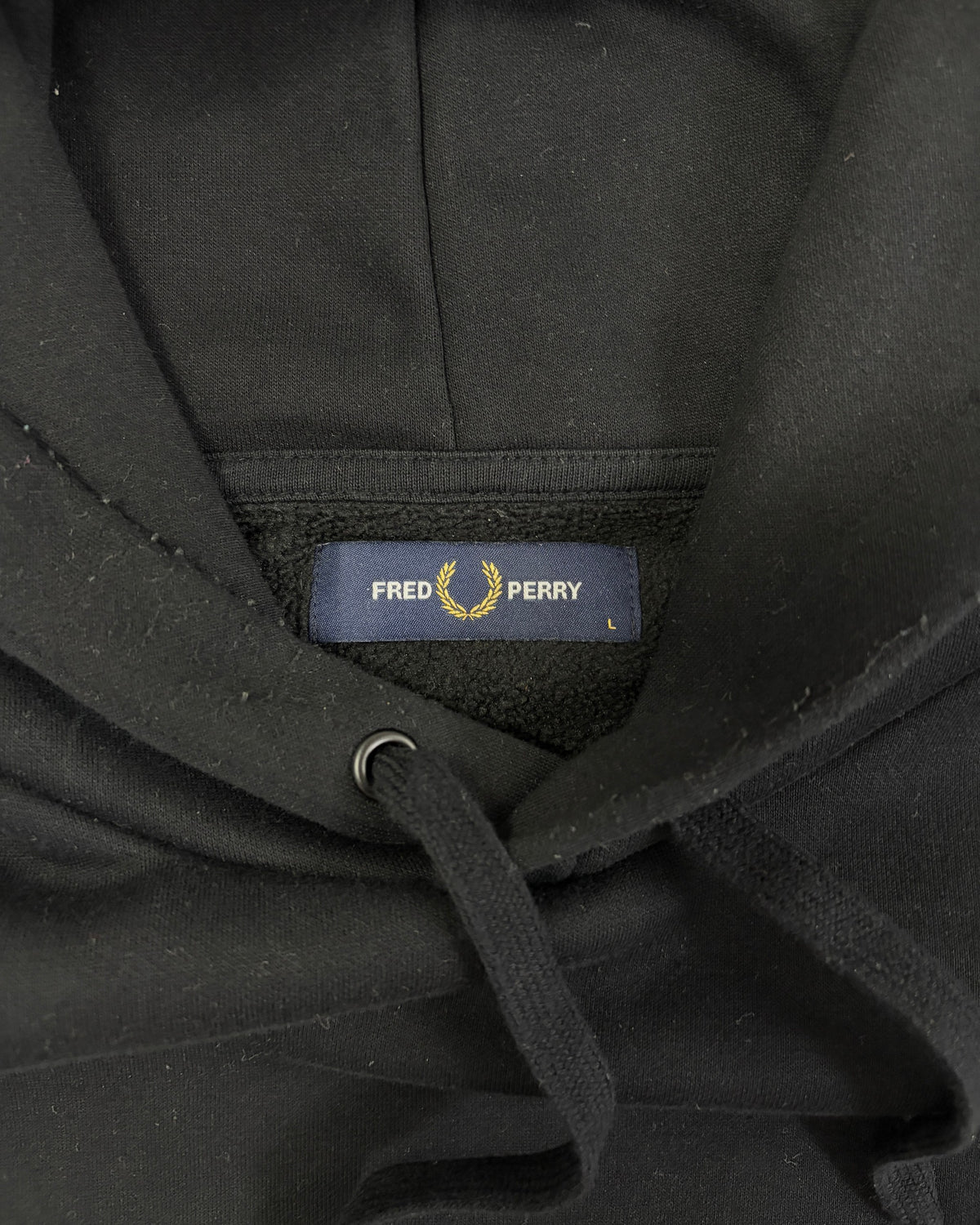 Fred Perry Hoodie Schwarz mit Lorbeer-Patch Größe L – Etikett
