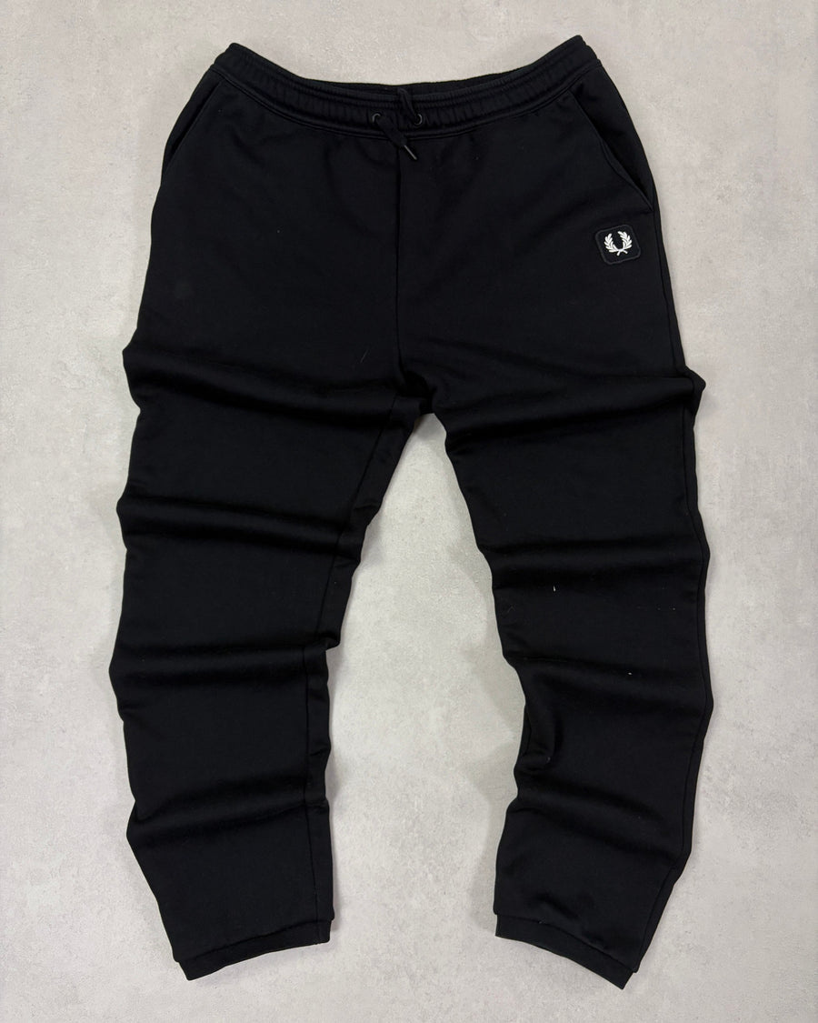 Fred Perry Jogginghose Schwarz mit Lorbeer-Patch Größe L – Vorderseite