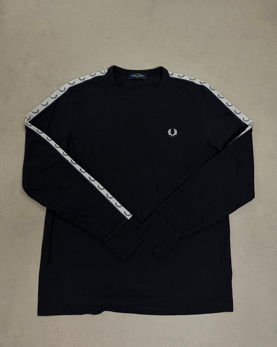 Fred Perry Langarmshirt Navy mit Lorbeer-Tape Größe L – Vorderseite