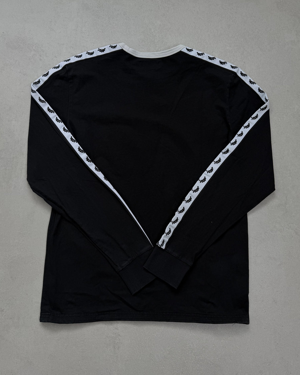 Fred Perry Langarmshirt Schwarz mit Lorbeerkranz-Tape Größe L – Rückseite