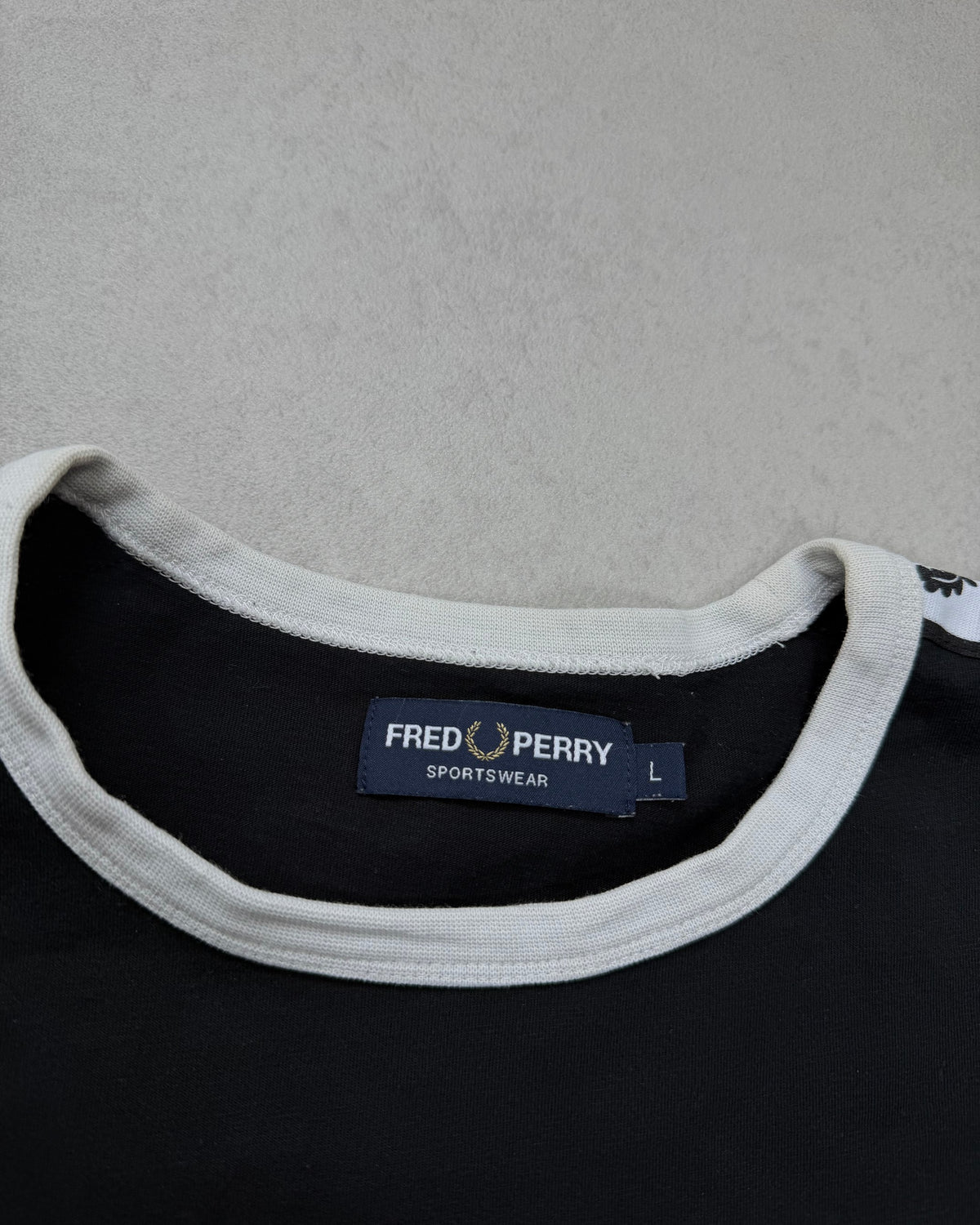 Fred Perry Langarmshirt Schwarz mit Lorbeerkranz-Tape Größe L – Etikett