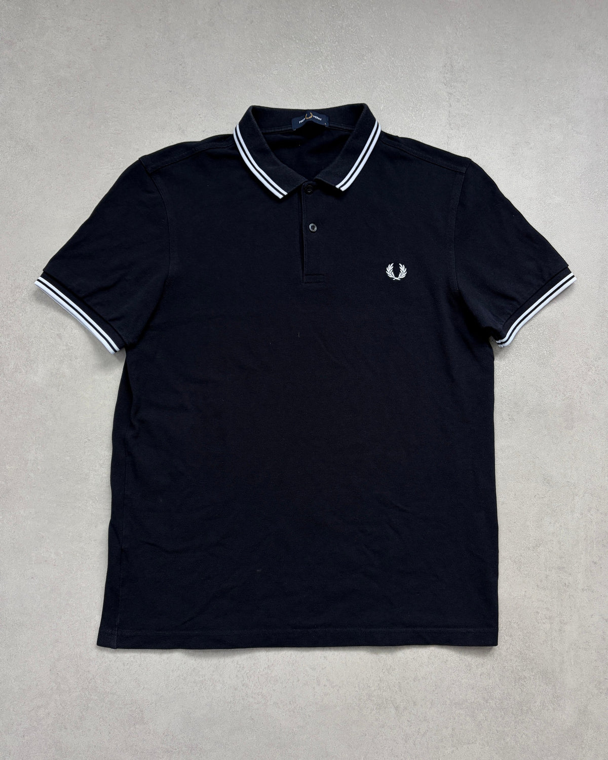 Fred Perry Polo Navy mit weißem Tipping Größe L – Vorderseite