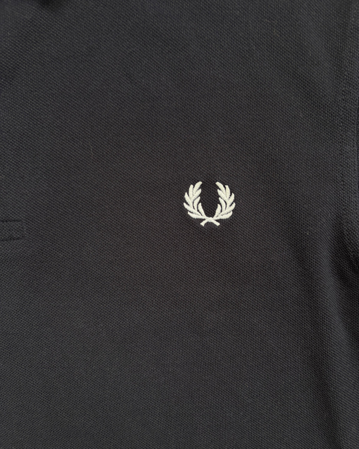 Fred Perry Polo Navy mit weißem Tipping Größe L – Detail