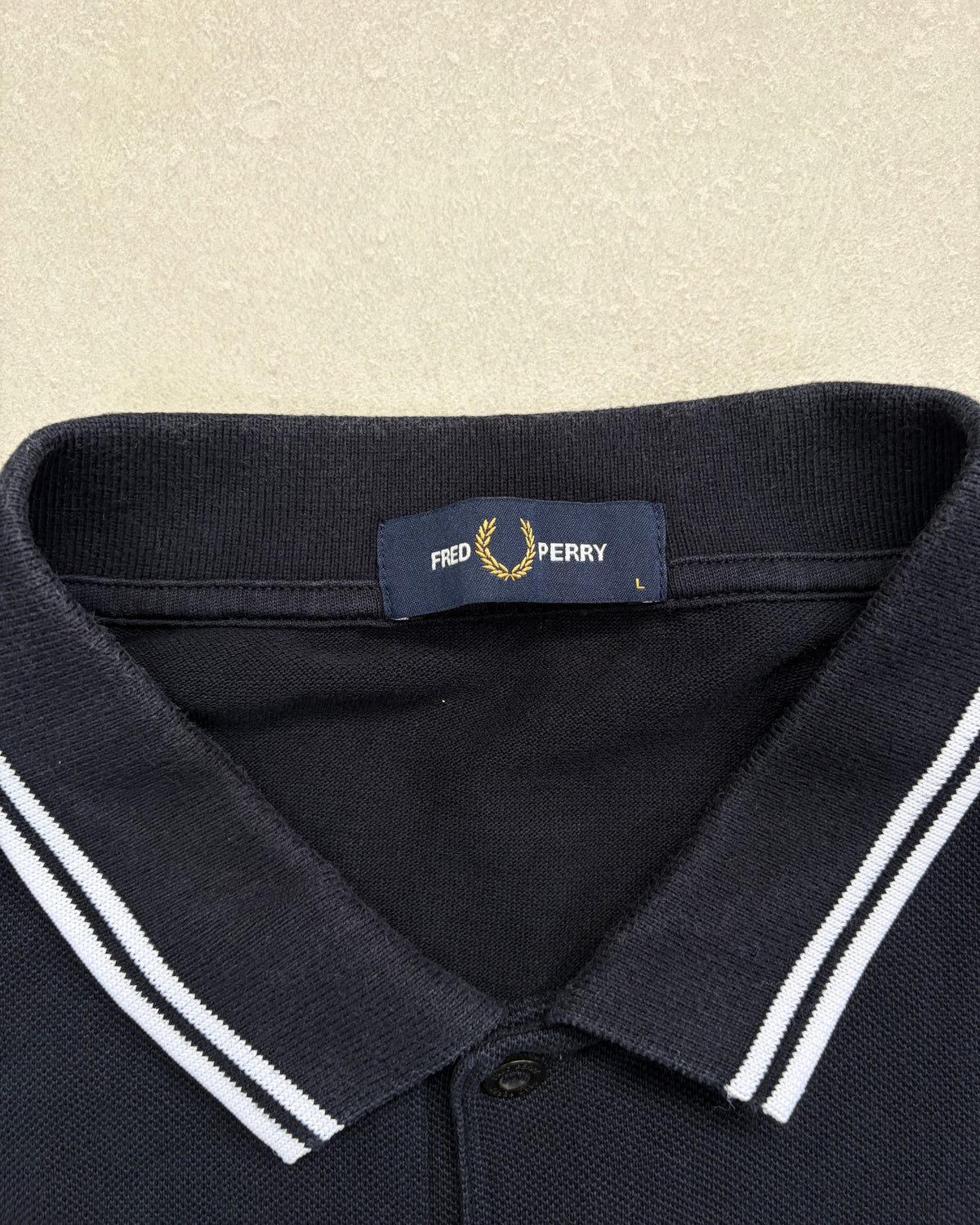 Fred Perry Polo Navy mit weißem Tipping Größe L – Etikett