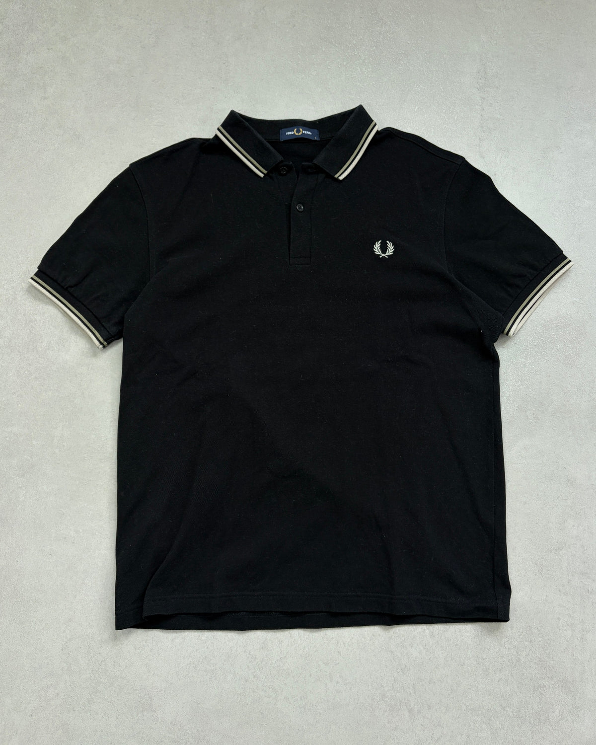Fred Perry Polo Schwarz mit Beige-Tipping Größe L – Vorderseite