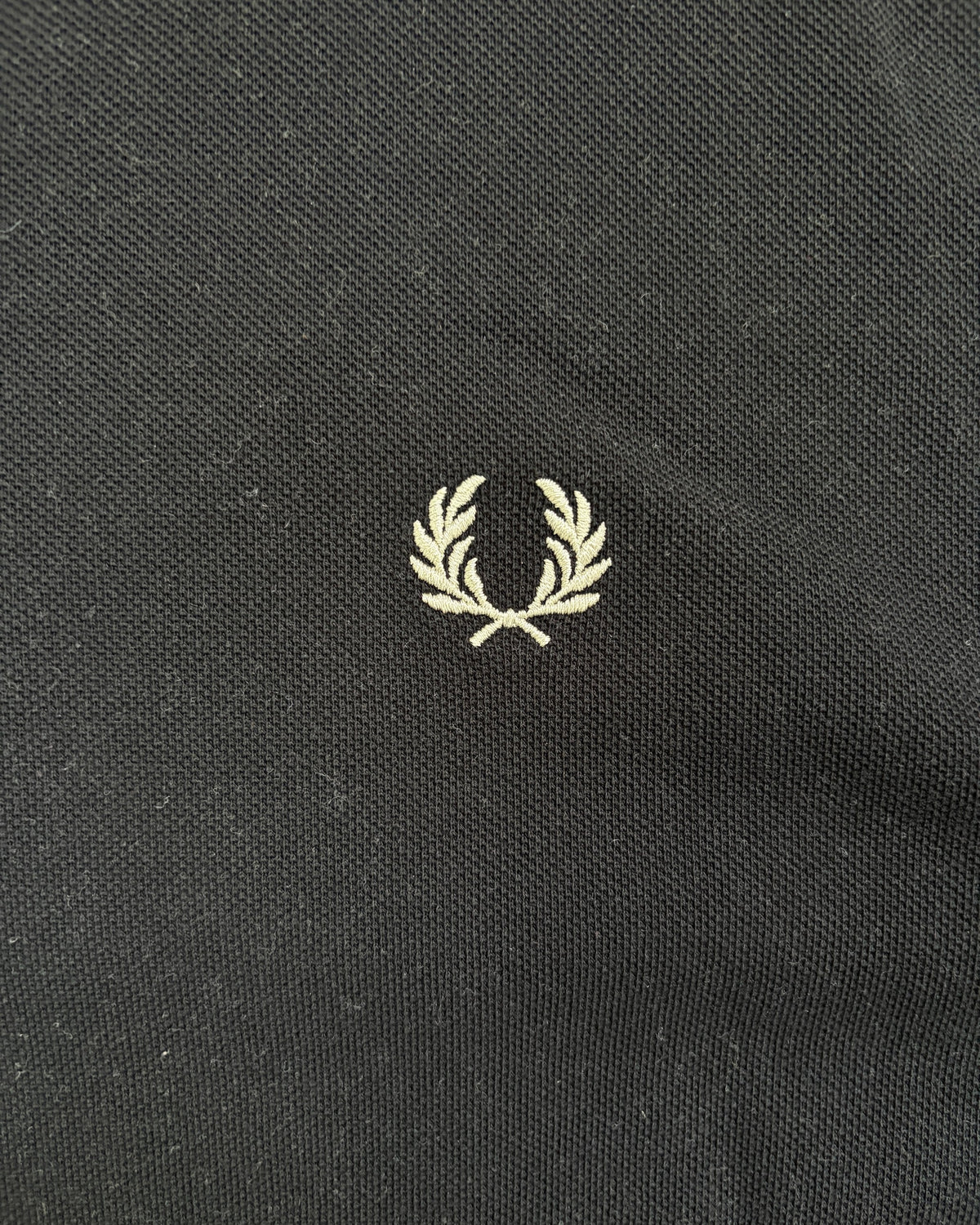 Fred Perry Polo Schwarz mit Beige-Tipping Größe L – Detail