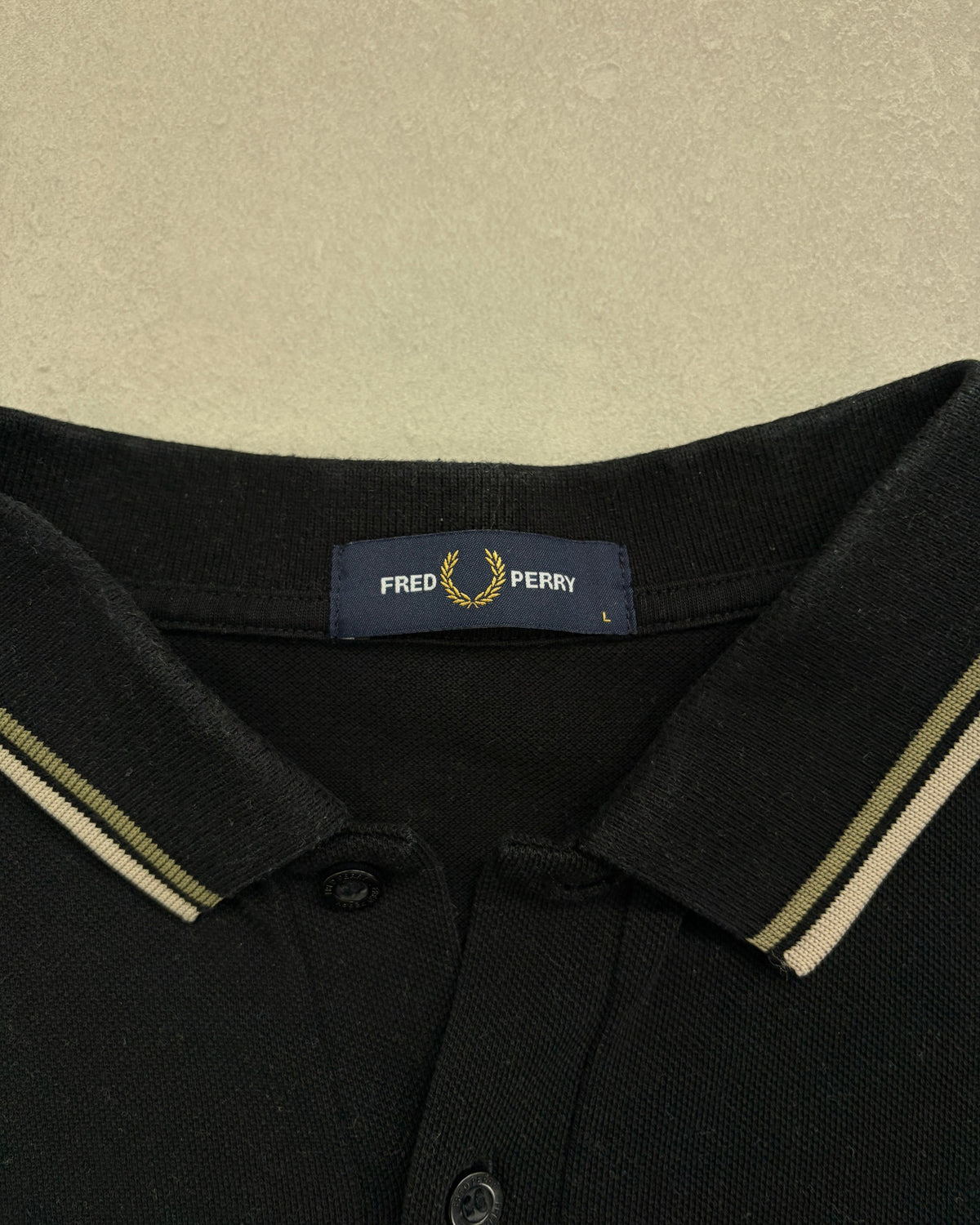Fred Perry Polo Schwarz mit Beige-Tipping Größe L – Etikett