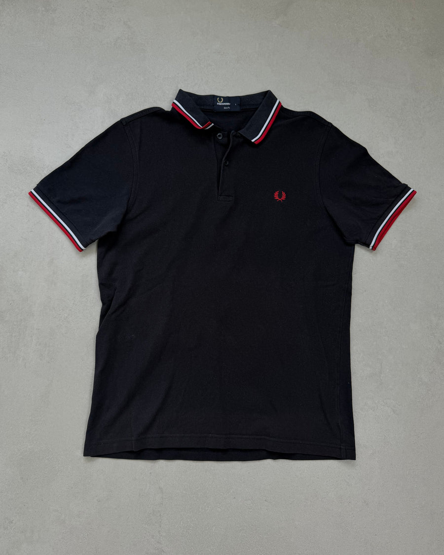 Fred Perry Polo Schwarz mit Rot-Weiß-Tipping Slim Fit Größe L – Vorderseite