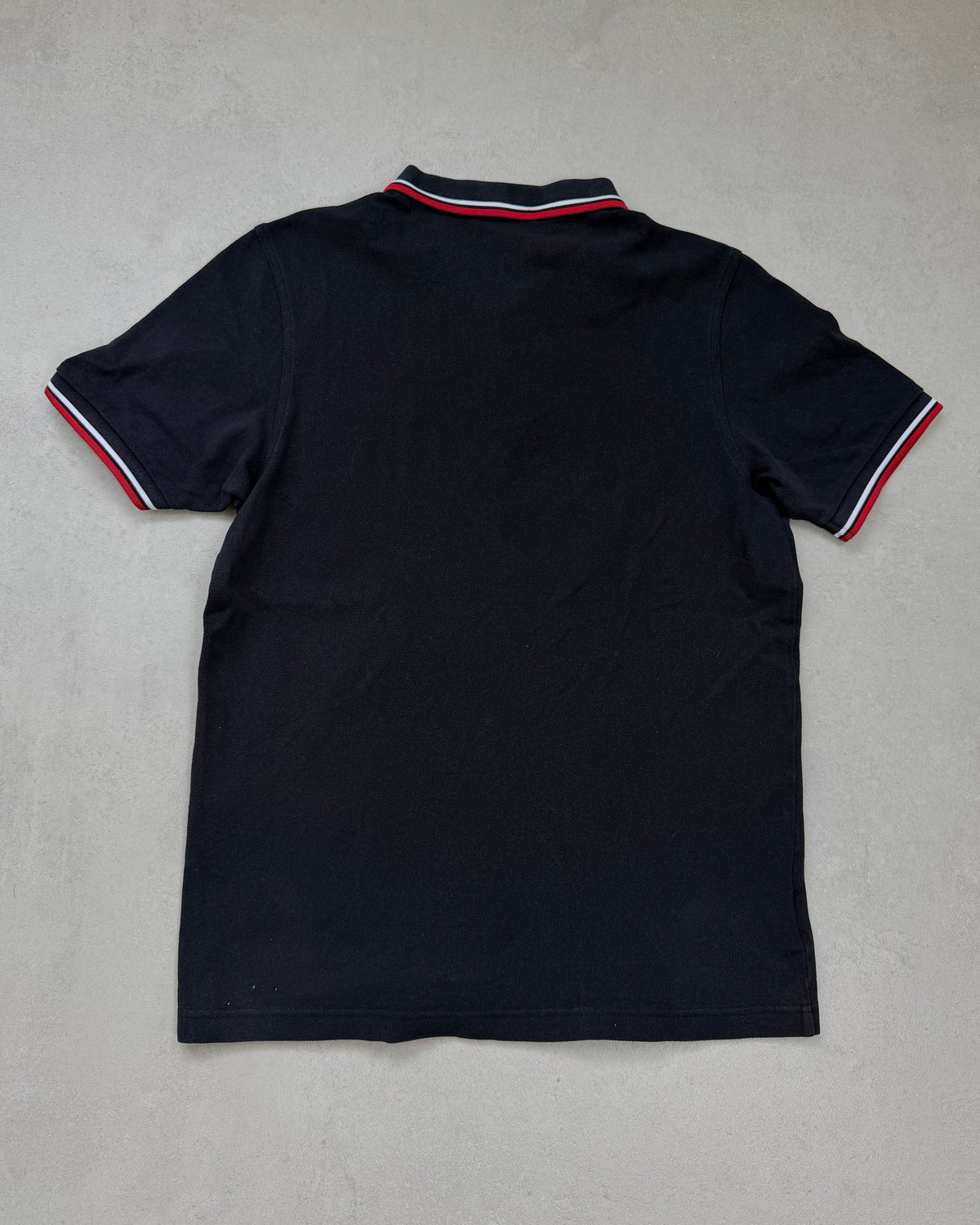 Fred Perry Polo Schwarz mit Rot-Weiß-Tipping Slim Fit Größe L – Rückseite