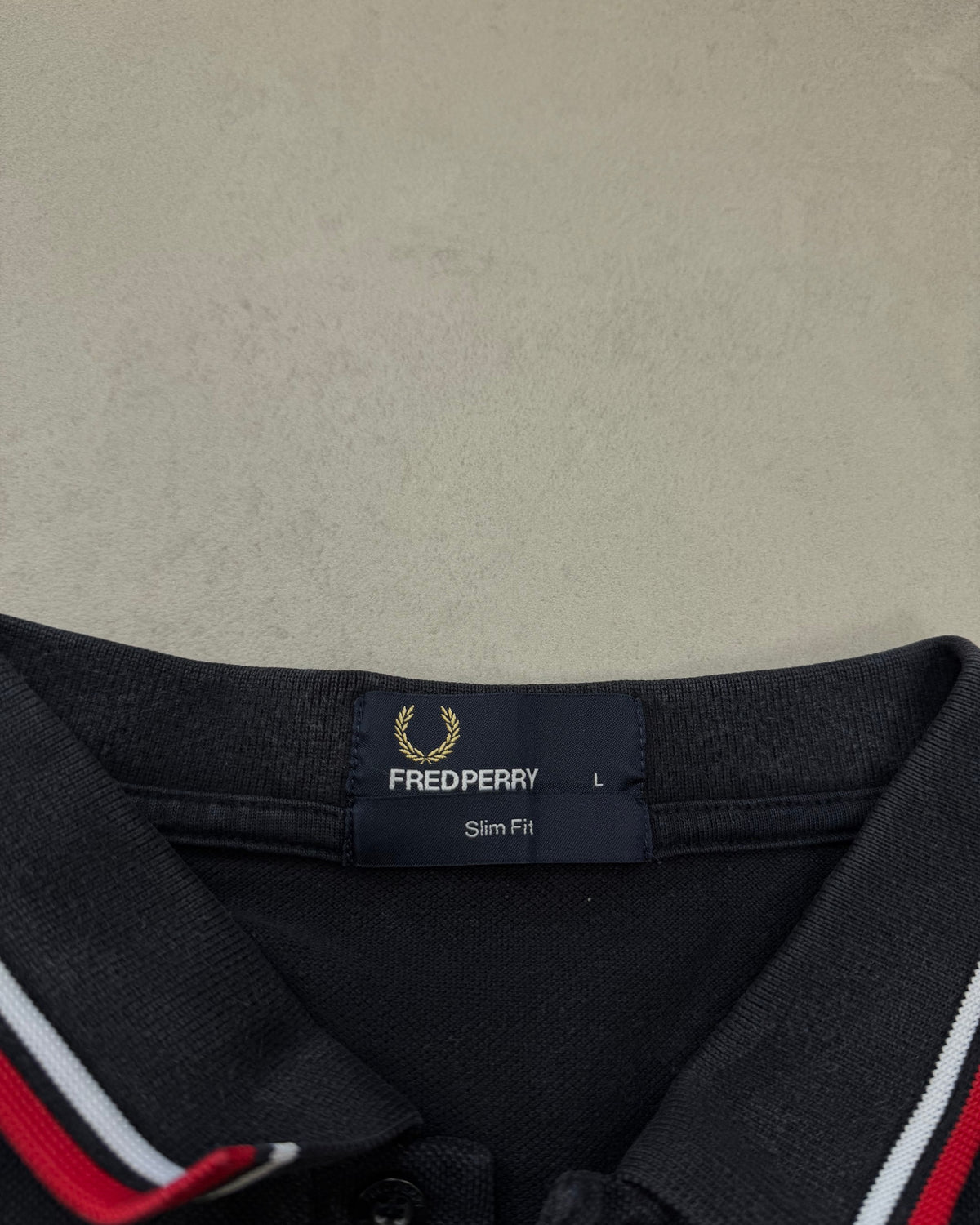 Fred Perry Polo Schwarz mit Rot-Weiß-Tipping Slim Fit Größe L – Etikett