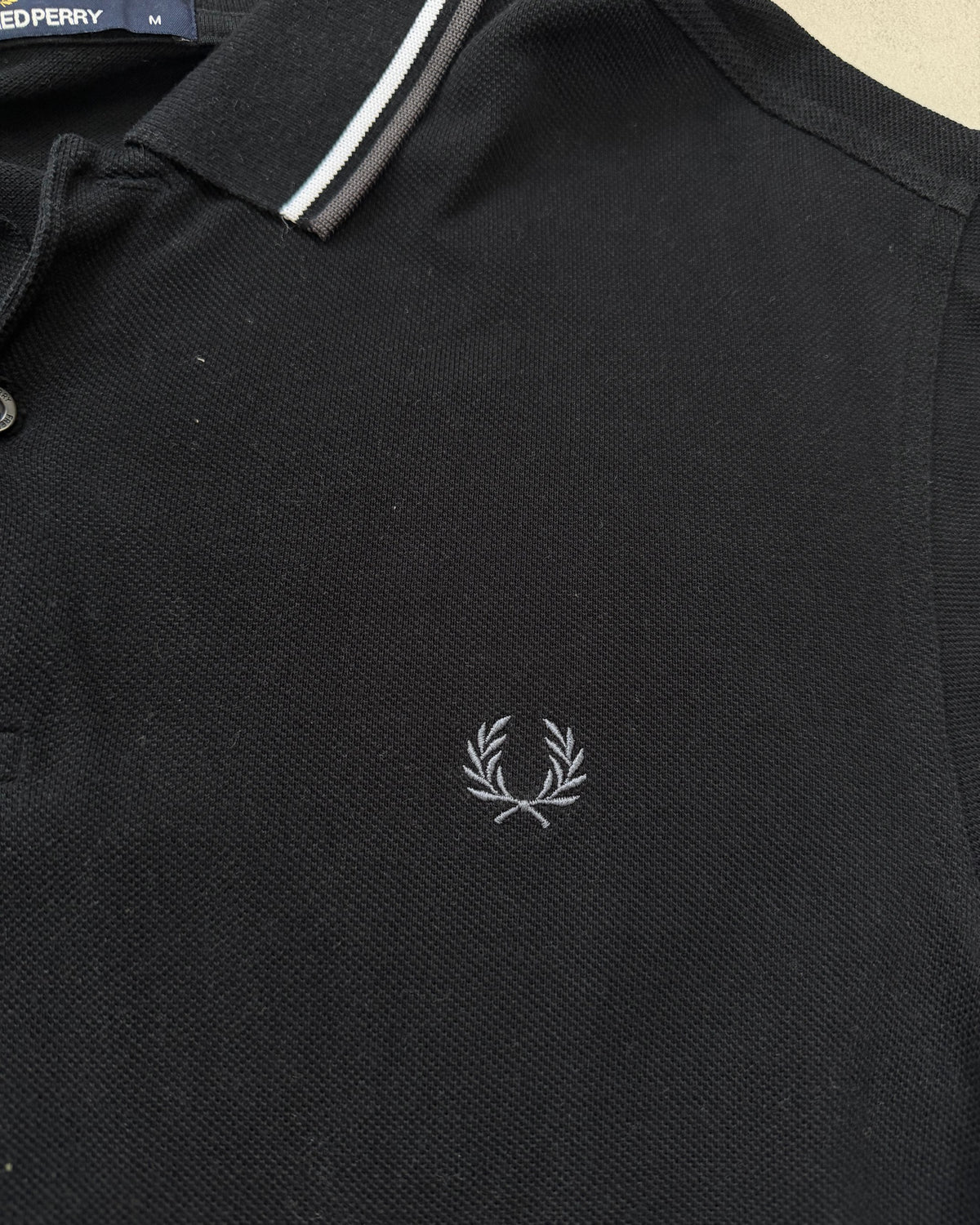 Fred Perry Polo Schwarz mit Weiß-Grau-Tipping Größe M – Detail