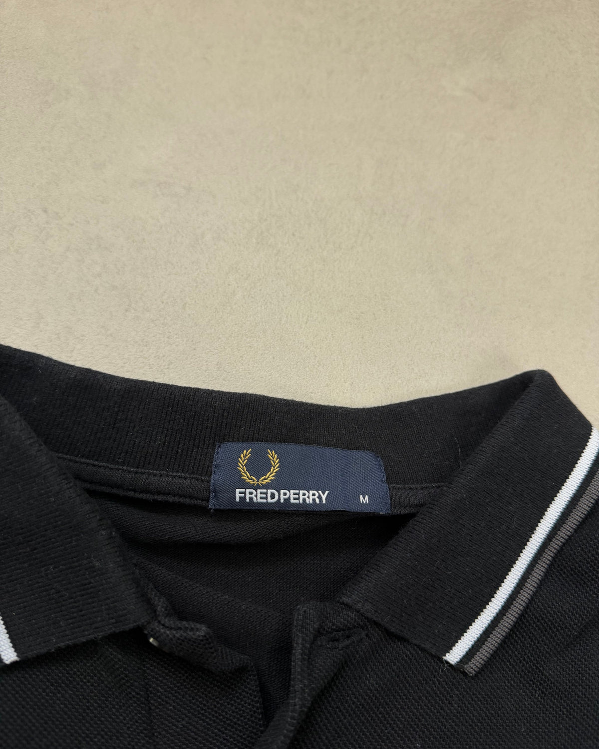 Fred Perry Polo Schwarz mit Weiß-Grau-Tipping Größe M – Etikett