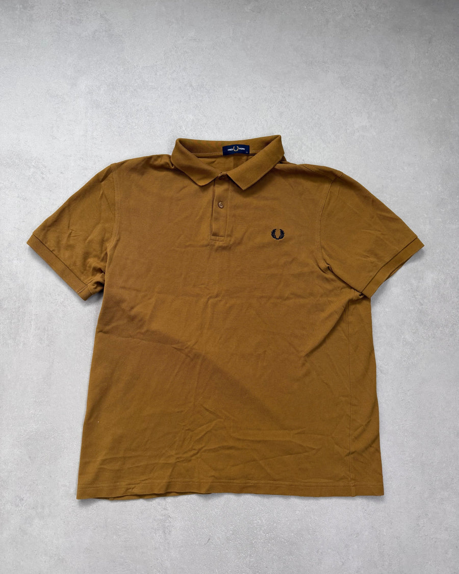 Fred Perry Polo Senfbraun Größe XL – Vorderseite