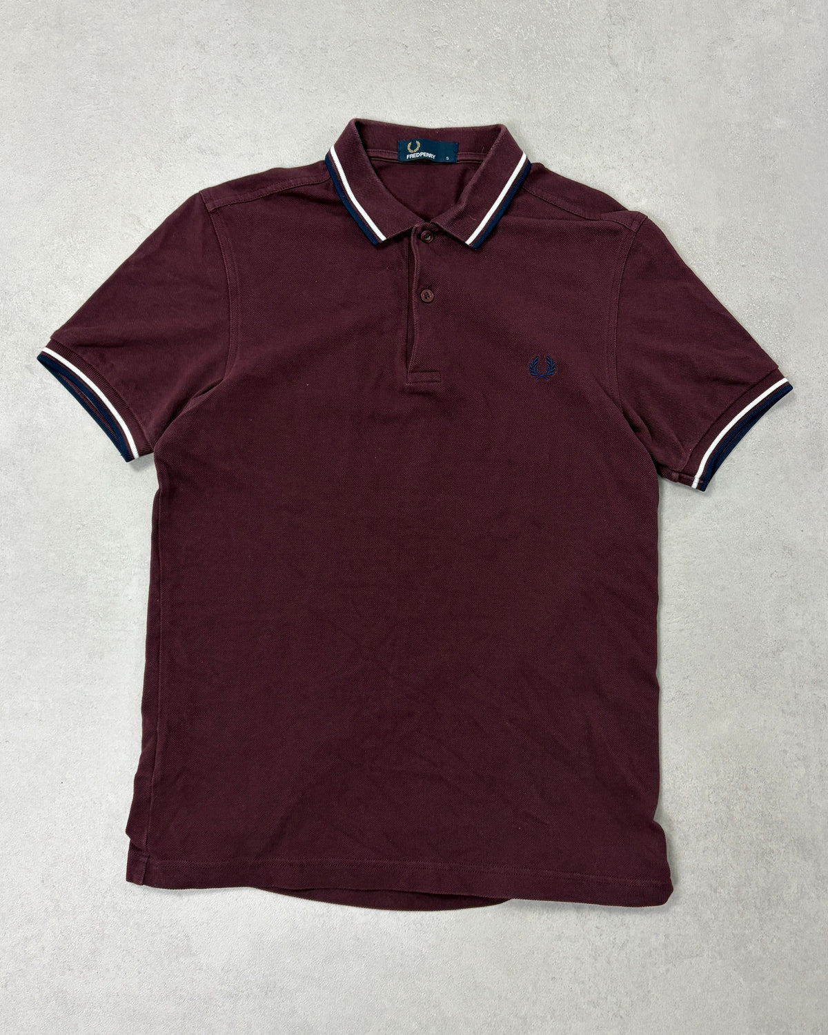 Fred Perry Poloshirt Bordeaux mit Navy-Weiß-Tipping Größe S – Vorderseite