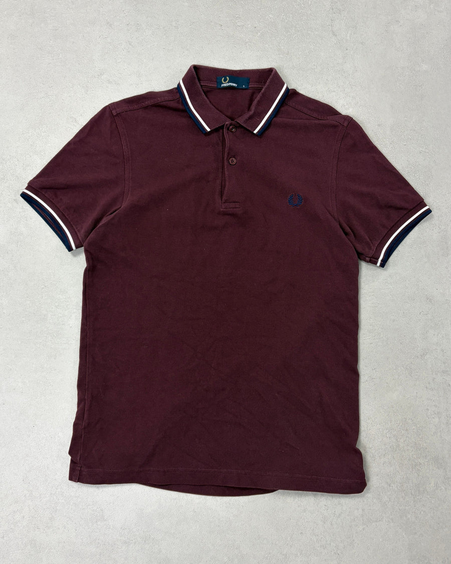 Fred Perry Poloshirt Bordeaux mit Navy-Weiß-Tipping Größe S – Vorderseite
