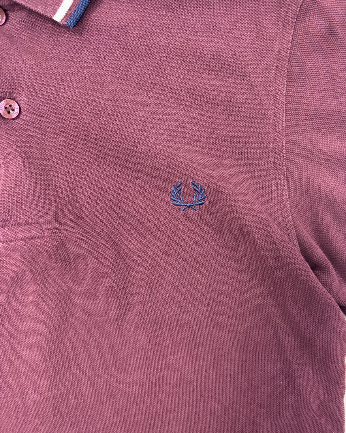 Fred Perry Poloshirt Bordeaux mit Navy-Weiß-Tipping Größe S – Detail