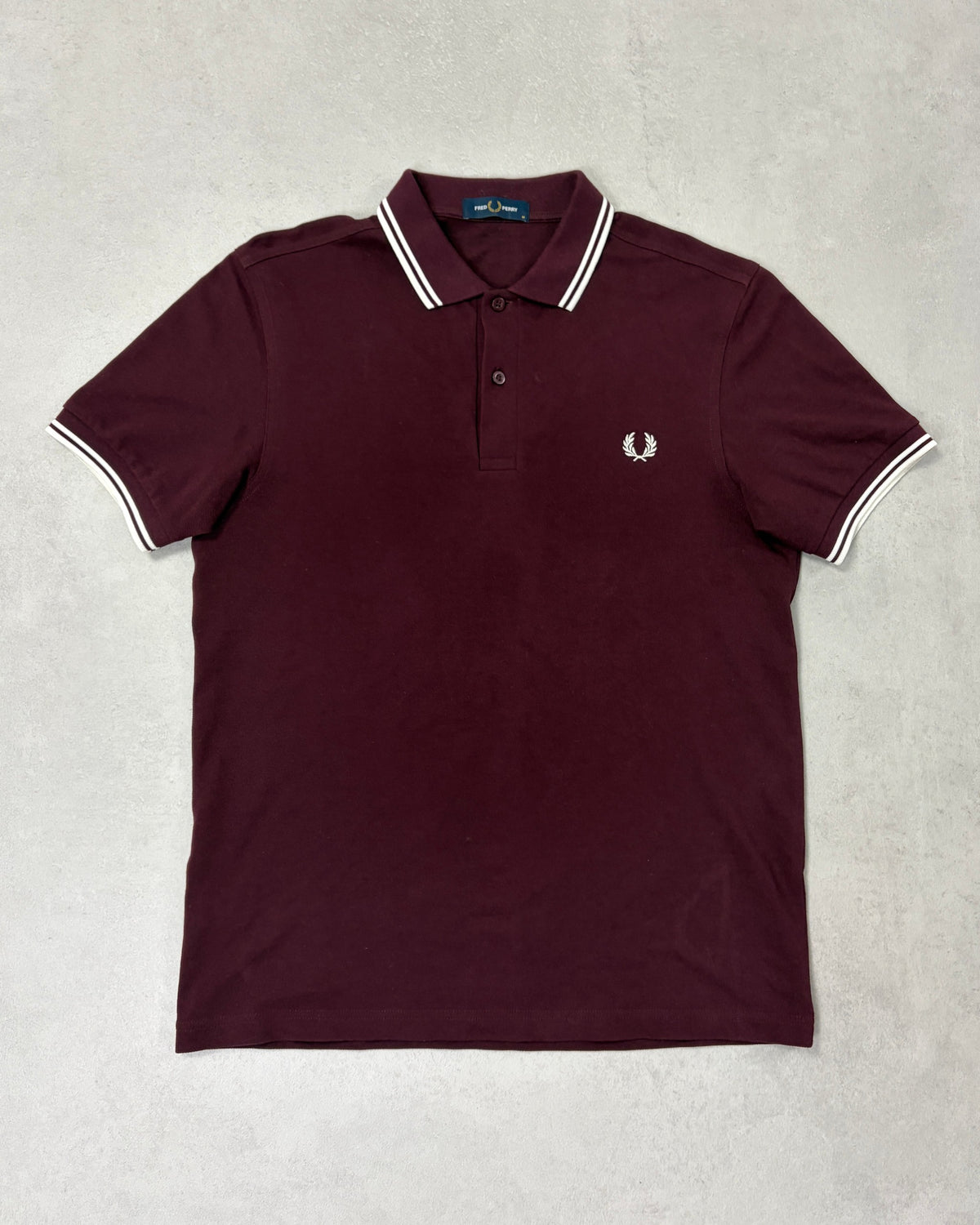 Fred Perry Poloshirt Bordeaux mit Twin Tipping Größe M – Vorderseite