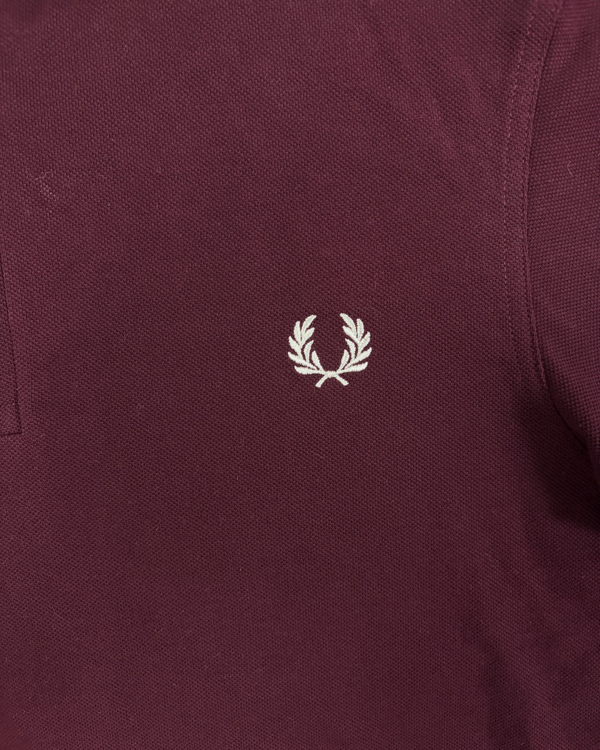 Fred Perry Poloshirt Bordeaux mit Twin Tipping Größe M – Detail