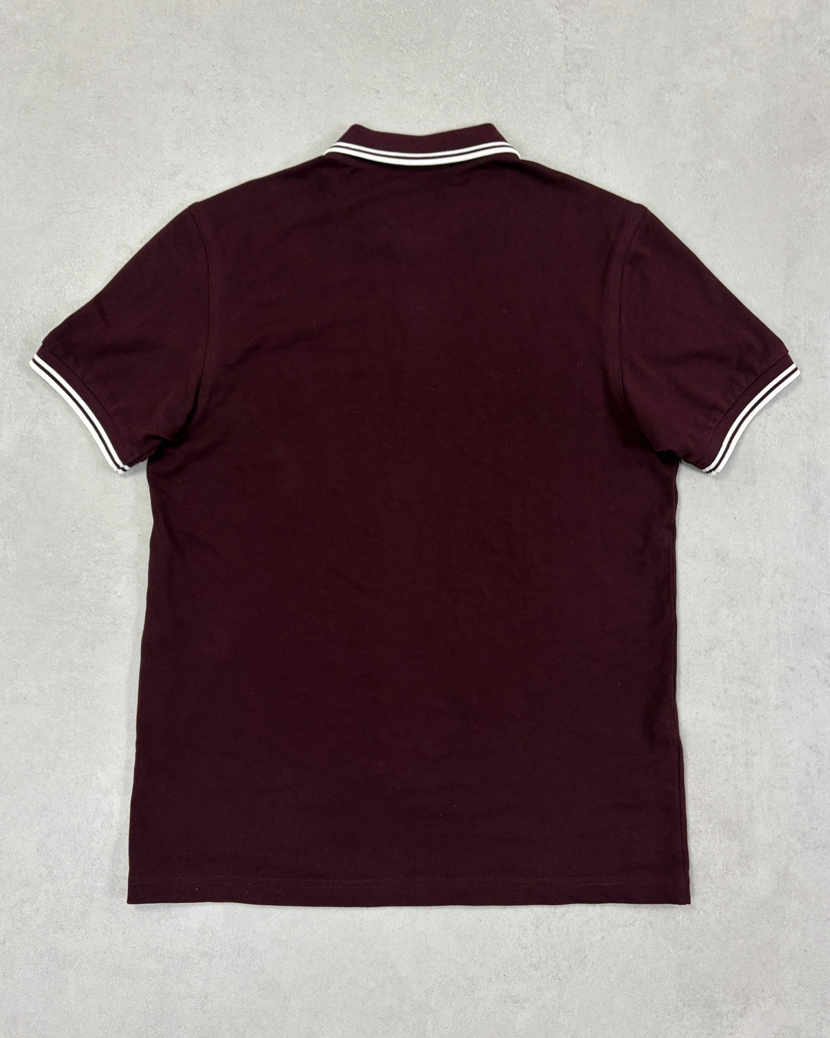 Fred Perry Poloshirt Bordeaux mit Twin Tipping Größe M – Rückseite