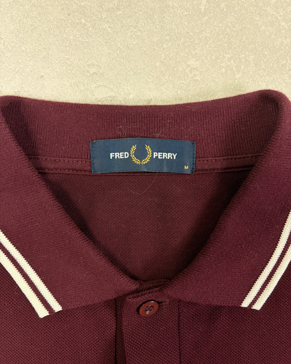 Fred Perry Poloshirt Bordeaux mit Twin Tipping Größe M – Etikett