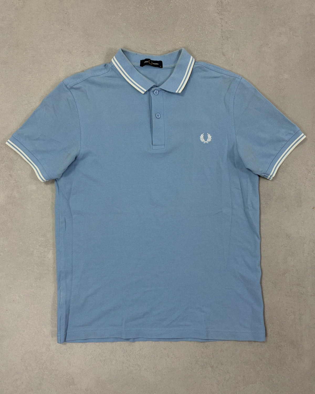 Fred Perry Poloshirt Hellblau mit Twin Tipping Größe M – Vorderseite