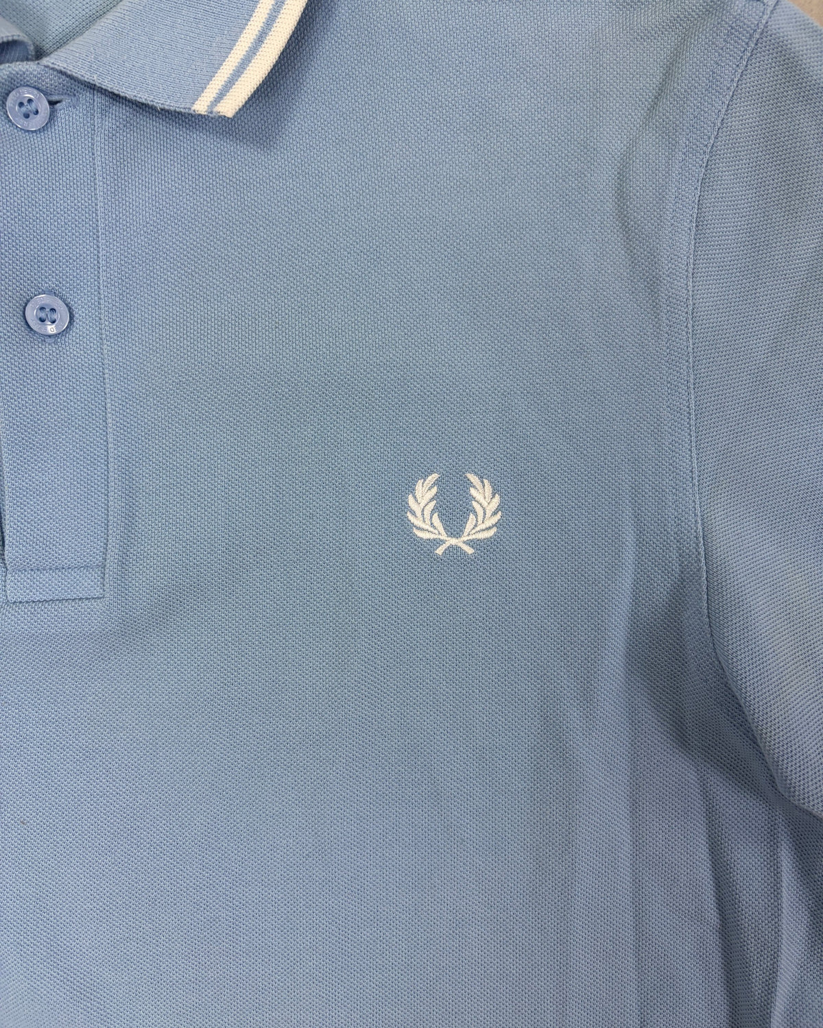 Fred Perry Poloshirt Hellblau mit Twin Tipping Größe M – Detail