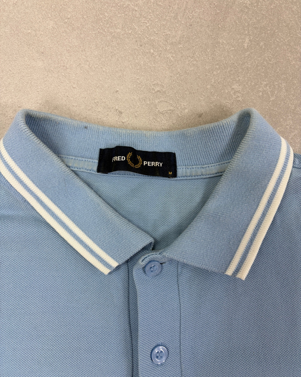 Fred Perry Poloshirt Hellblau mit Twin Tipping Größe M – Etikett