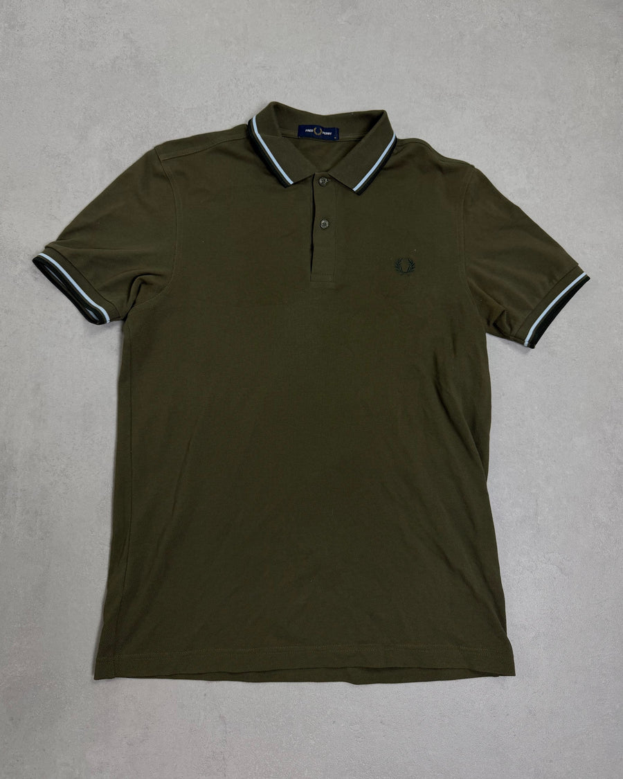 Fred Perry Poloshirt Oliv mit Twin Tipping Größe M – Vorderseite