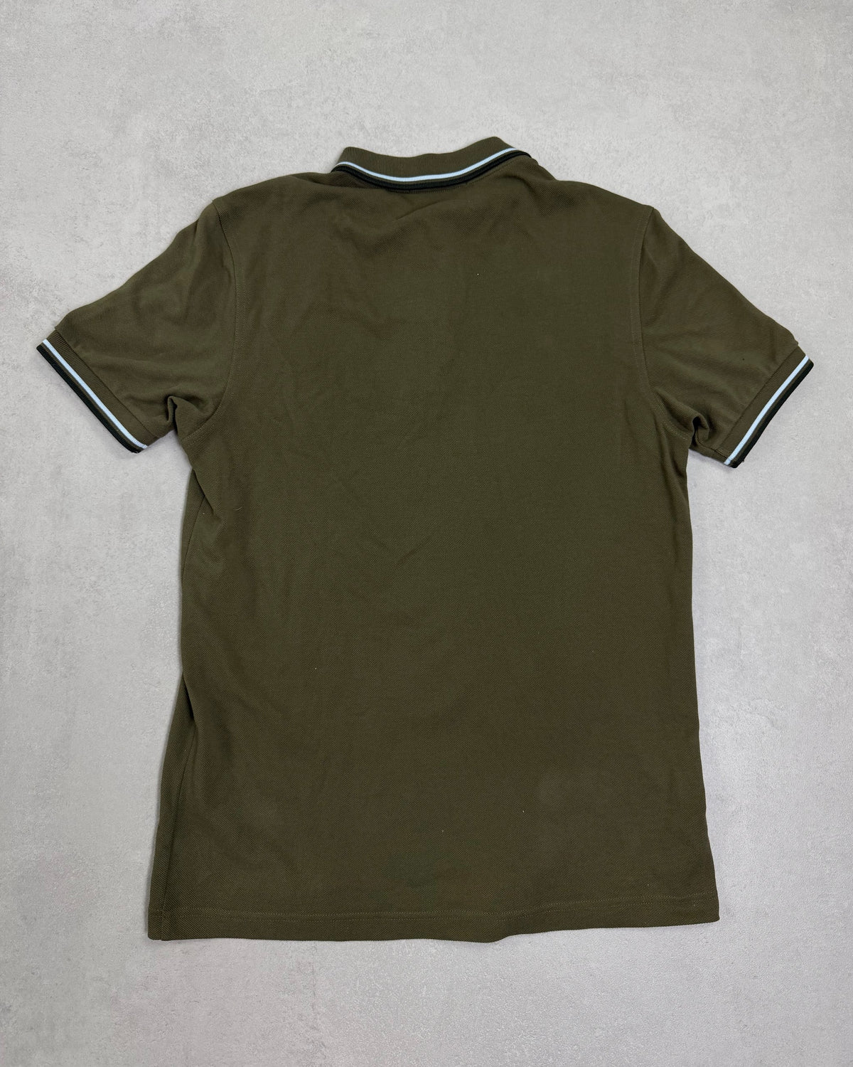 Fred Perry Poloshirt Oliv mit Twin Tipping Größe M – Rückseite