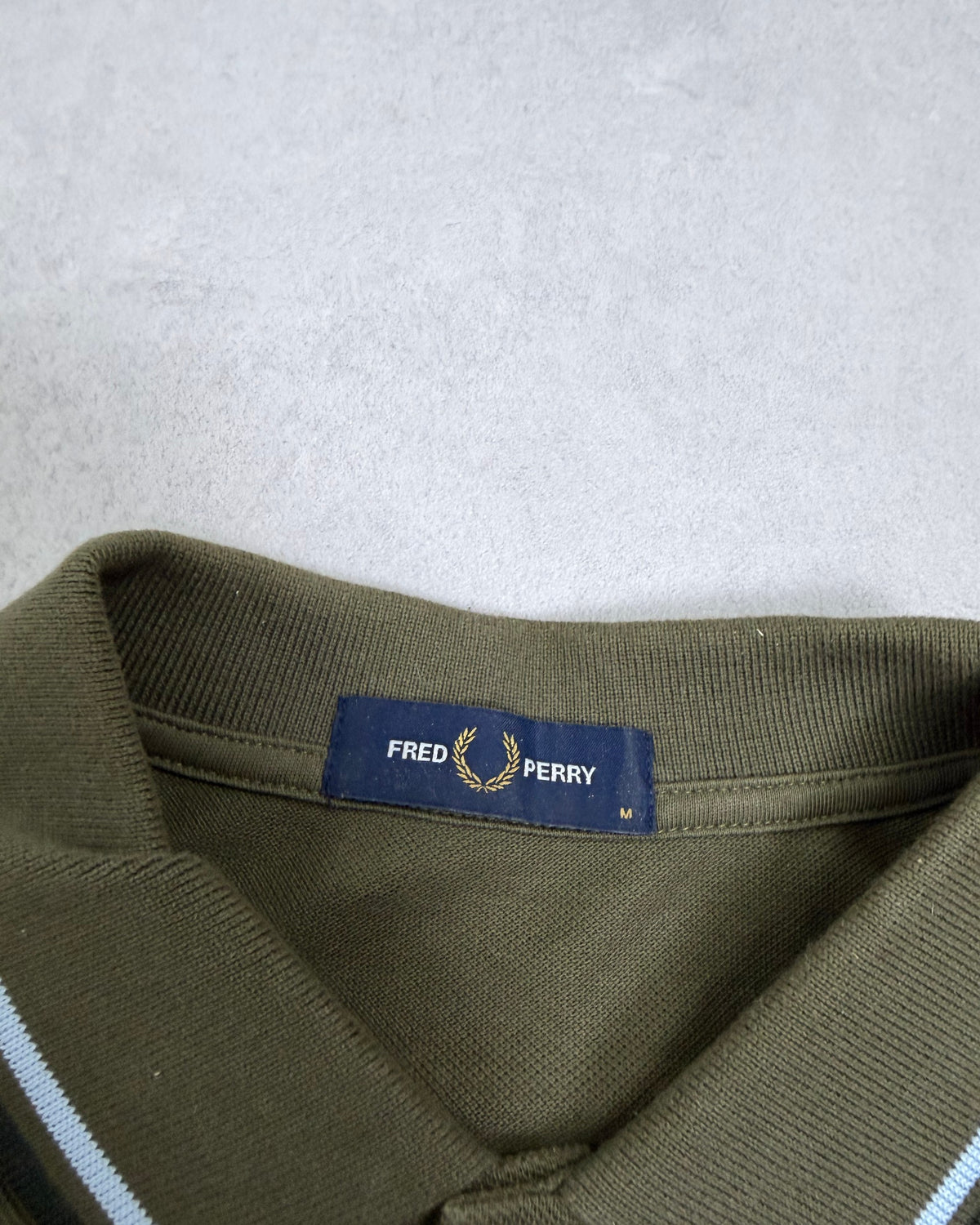 Fred Perry Poloshirt Oliv mit Twin Tipping Größe M – Etikett
