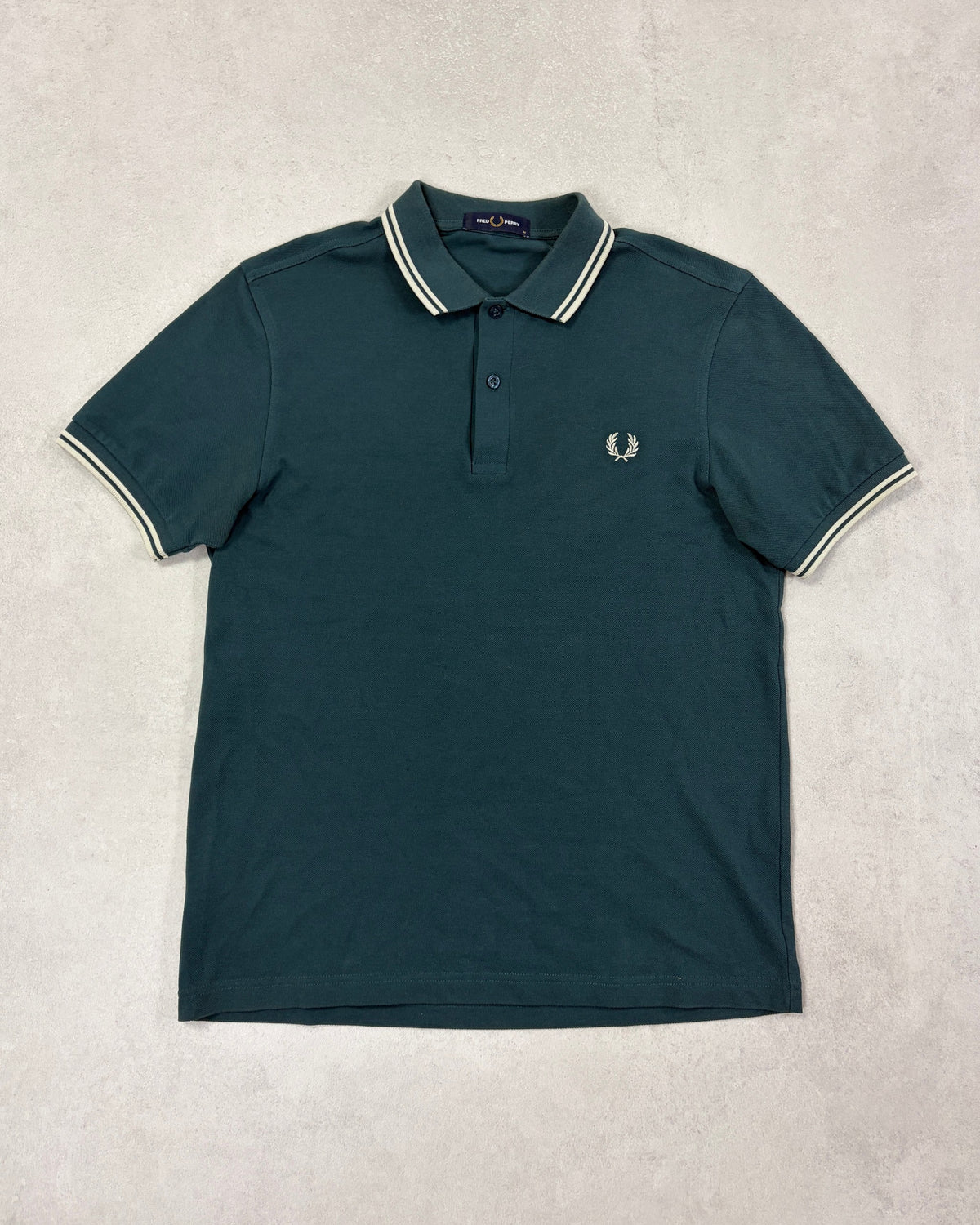 Fred Perry Poloshirt Petrol mit Twin Tipping Größe M – Vorderseite
